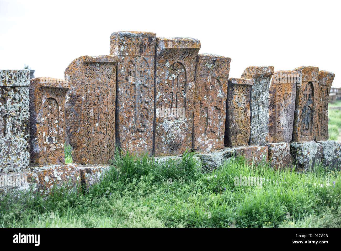 Khatchkar arménien ancien croix de pierre sur un cimetière rural près de Le parc national de Dilijan. Le lac Sevan, en Arménie. Banque D'Images