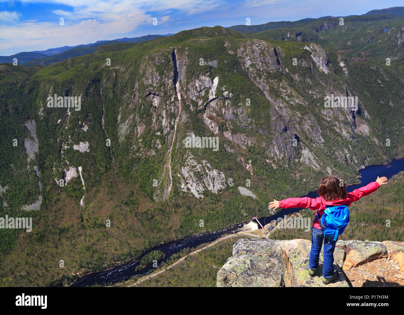 Petite fille admirant le paysage de Canyon de la rivière Malbaie et du sommet de Acropoles des Draveures, Île-de-la-Rivière-Malbaie La Banque D'Images