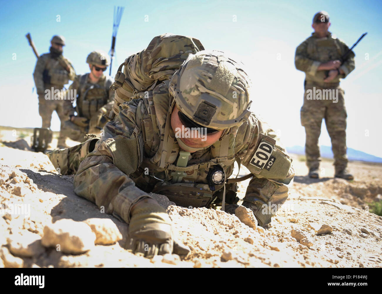 Tech. Le Sgt. Kenneth Westrum, 99e Escadron de génie civil technicien des explosifs et munitions, et son équipe vous pouvez chercher un fil au cours d'une opération de formation sur la base aérienne Nellis, Nevada, le 3 mai 2017. Les techniciens de NEM sont attribués à une des missions les plus risquées. Ils effectuent le hersage tactiquement et techniquement les tâches exigeantes dans des environnements divers dans le monde entier. Banque D'Images