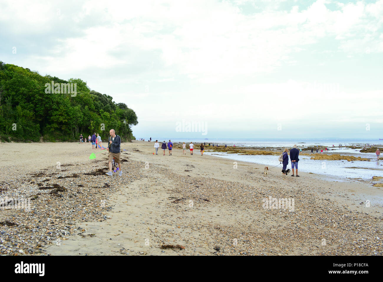 Les gens se rassemblent sur la plage à St Helens sur l'île de Wight au début de la marche 2017 fort Bembridge. Banque D'Images