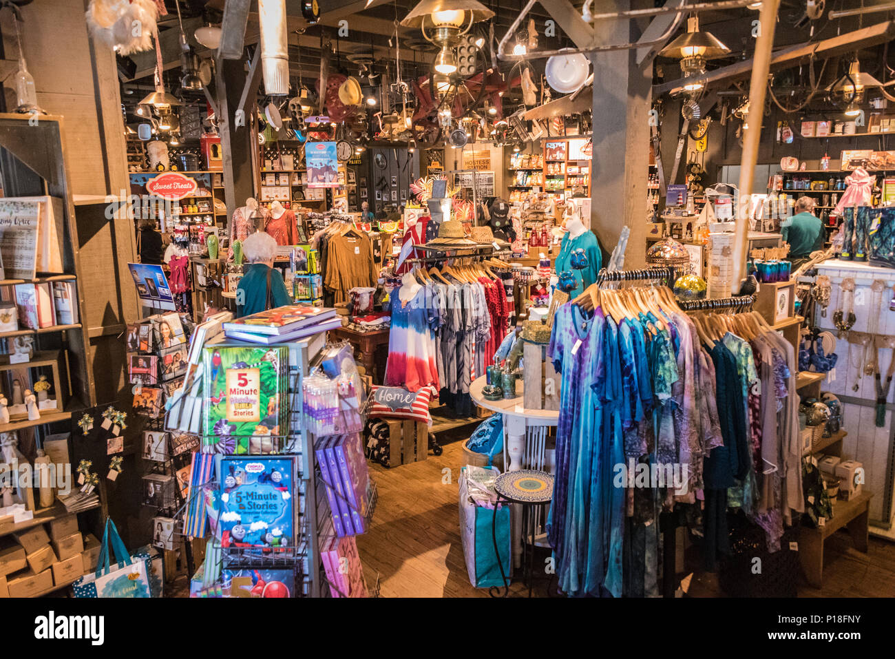 Vue de l'intérieur de la boutique de cadeaux salon au Cracker Barrel Old Country Store de Russellville, Arkansas le long de l'Interstate 40. (USA) Banque D'Images