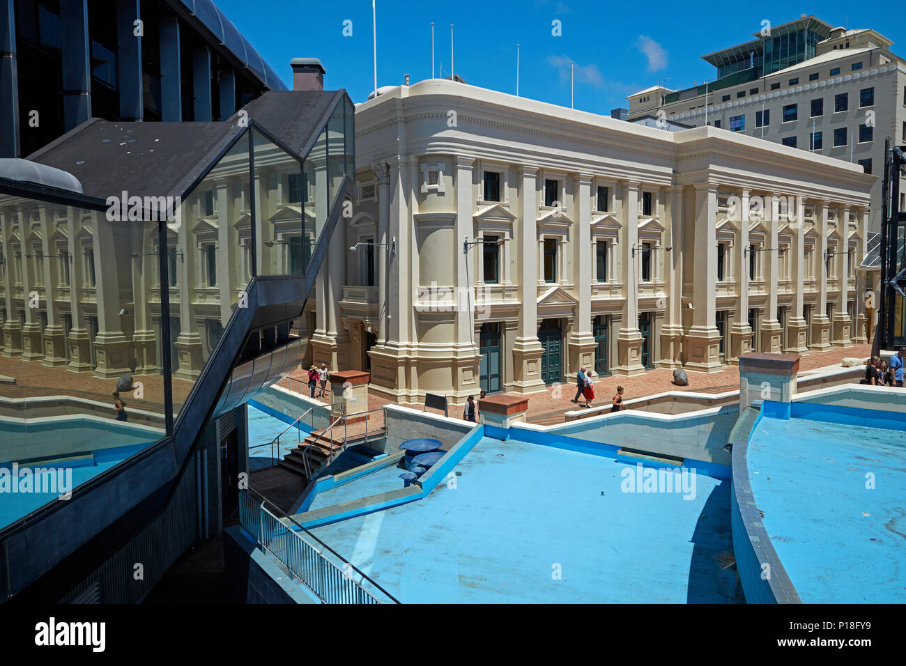 Hôtel de Ville de Wellington, pièce d'eau, et une réflexion de Michael Fowler Centre, Civic Square, Wellington, Île du Nord, Nouvelle-Zélande Banque D'Images