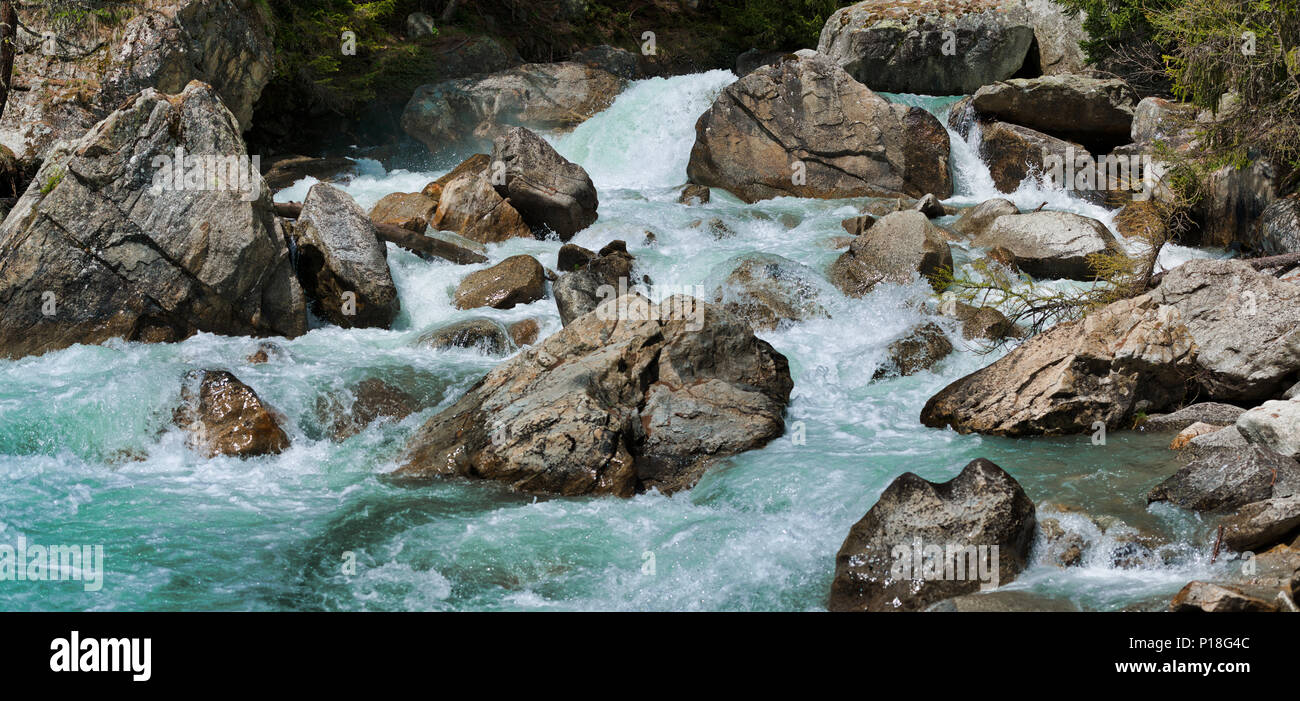 Les rapides de la rivière qui coule entre les rochers pendant la fonte des neiges Banque D'Images