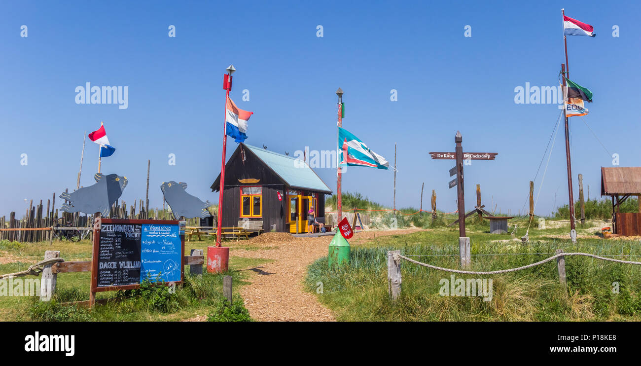 Panorama de drapeaux et d'un peu de cottage en bois sur l'île de Texel aux Pays-Bas Banque D'Images
