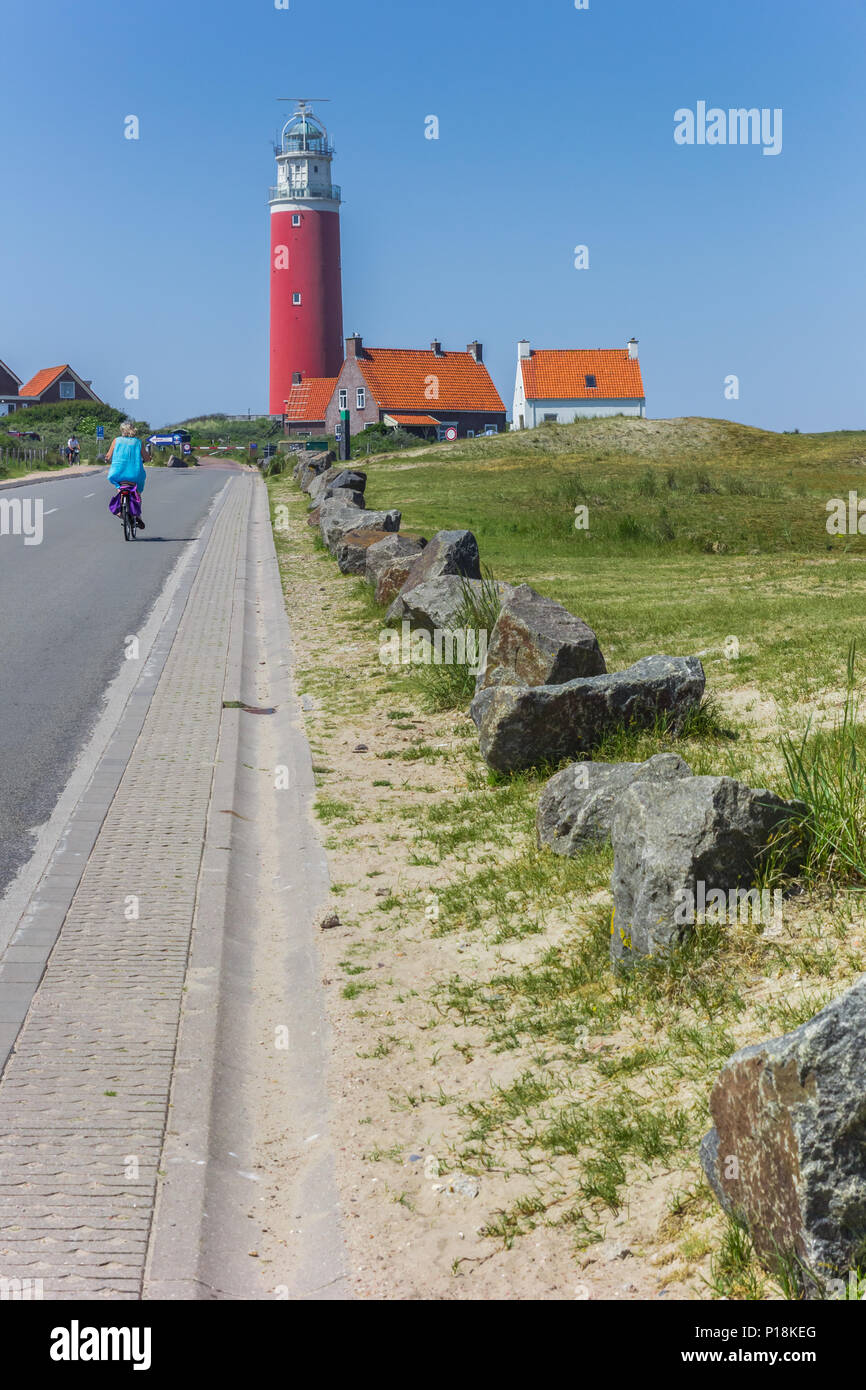 Route de blocs rocheux menant au phare sur l'île de Texel, Hollande Banque D'Images