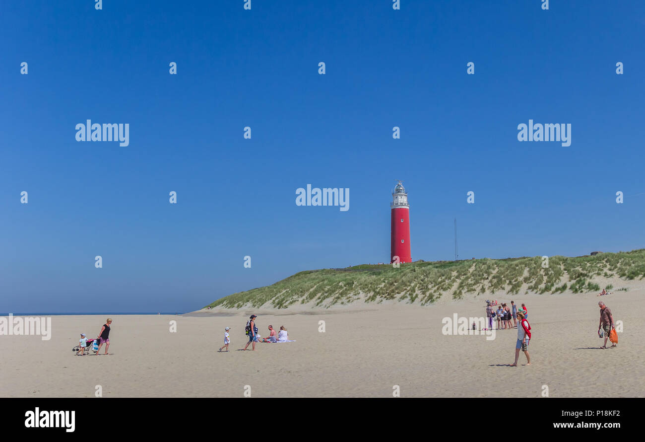 Les gens sur la plage de l'île de Texel, Pays-Bas Banque D'Images