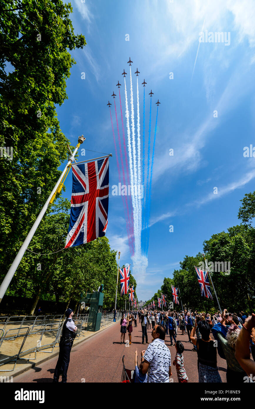 British Red Arrows de la Royal Air Force en battant vers le bas le centre commercial pour l'anniversaire de la Reine passage aérien sur Londres après la parade la couleur en 2018. Regarder les gens Banque D'Images