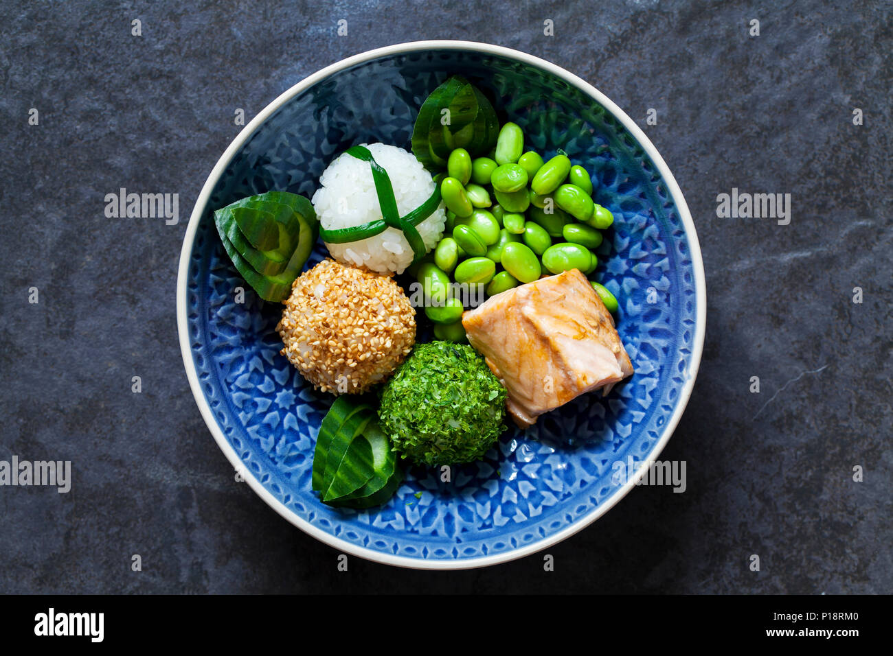 Boules de riz sushi onigiri japonais avec le saumon et les graines de soja Banque D'Images