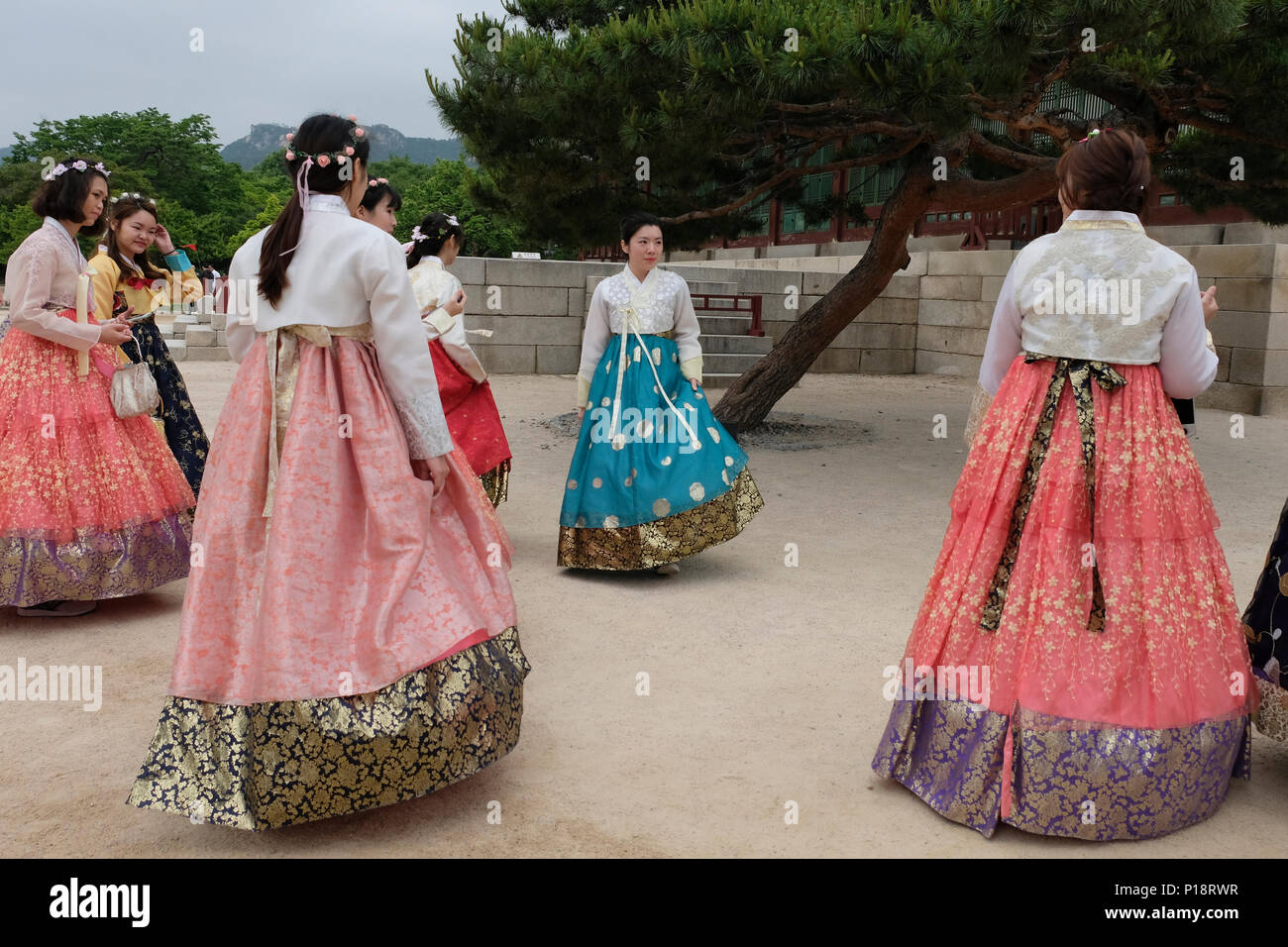 Visiteurs en costumes traditionnels à Gyeongbokgung ou le Palais de Gyeongbok qui était le principal palais royal de la dynastie Joseon. Construit en 1395 dans la ville de Séoul, capitale de la Corée du Sud Banque D'Images