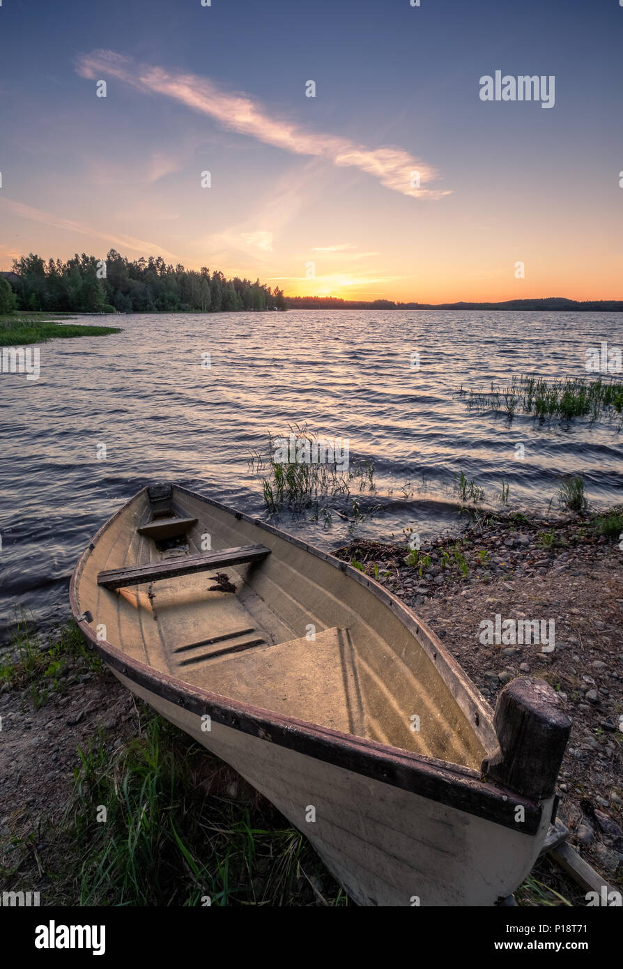 Paysage panoramique avec vue sur le lac idyllique et voile au soir d'été en Finlande Banque D'Images