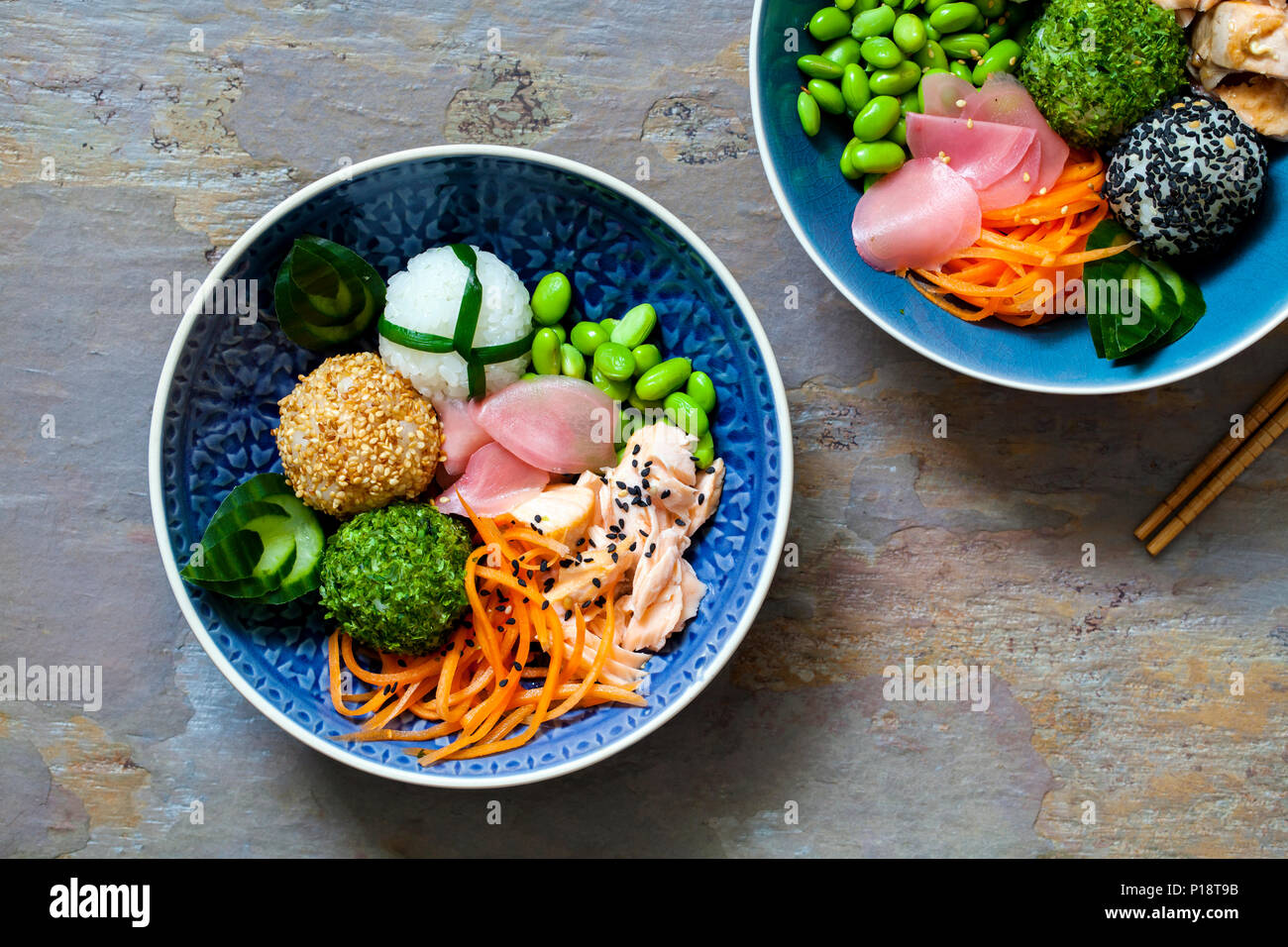 Boules de riz sushi onigiri japonais avec le saumon et les graines de soja Banque D'Images