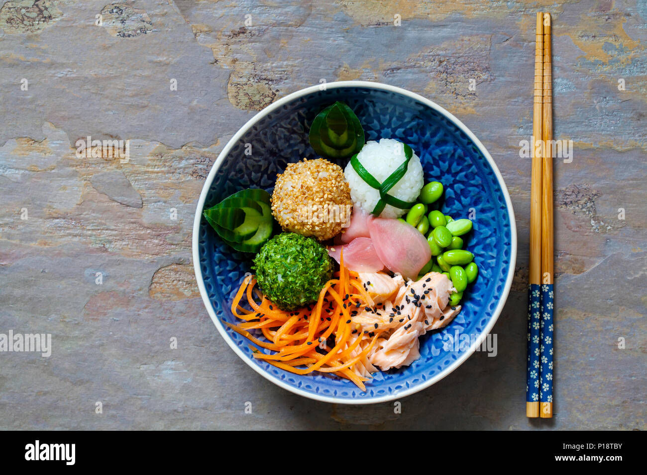 Boules de riz sushi onigiri japonais avec le saumon et les graines de soja Banque D'Images