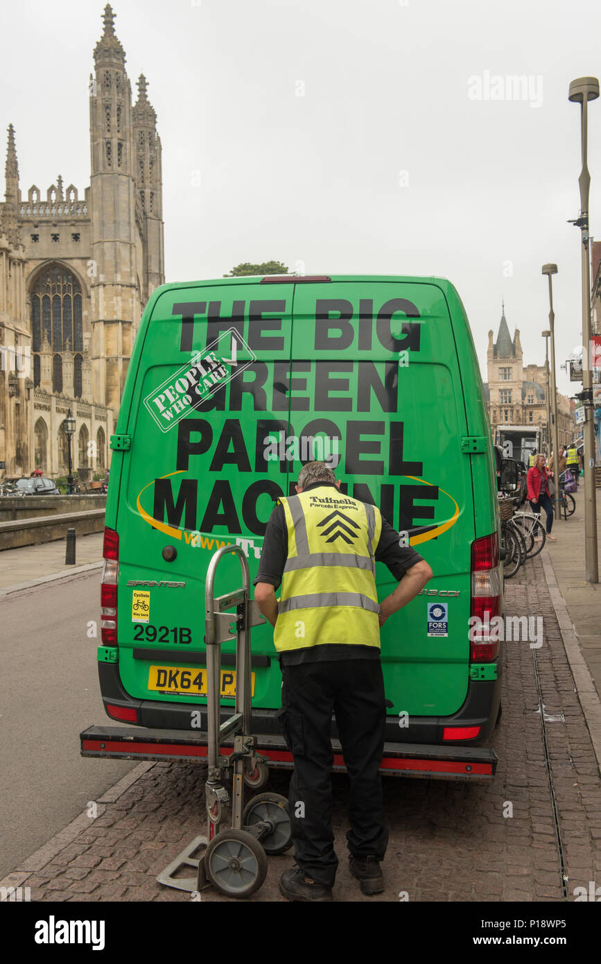 Le livreur décharge les colis d’une camionnette verte marquée « The Big Green Parcel machine » près de King’s College, Cambridge, favorisant le transport écologique Banque D'Images