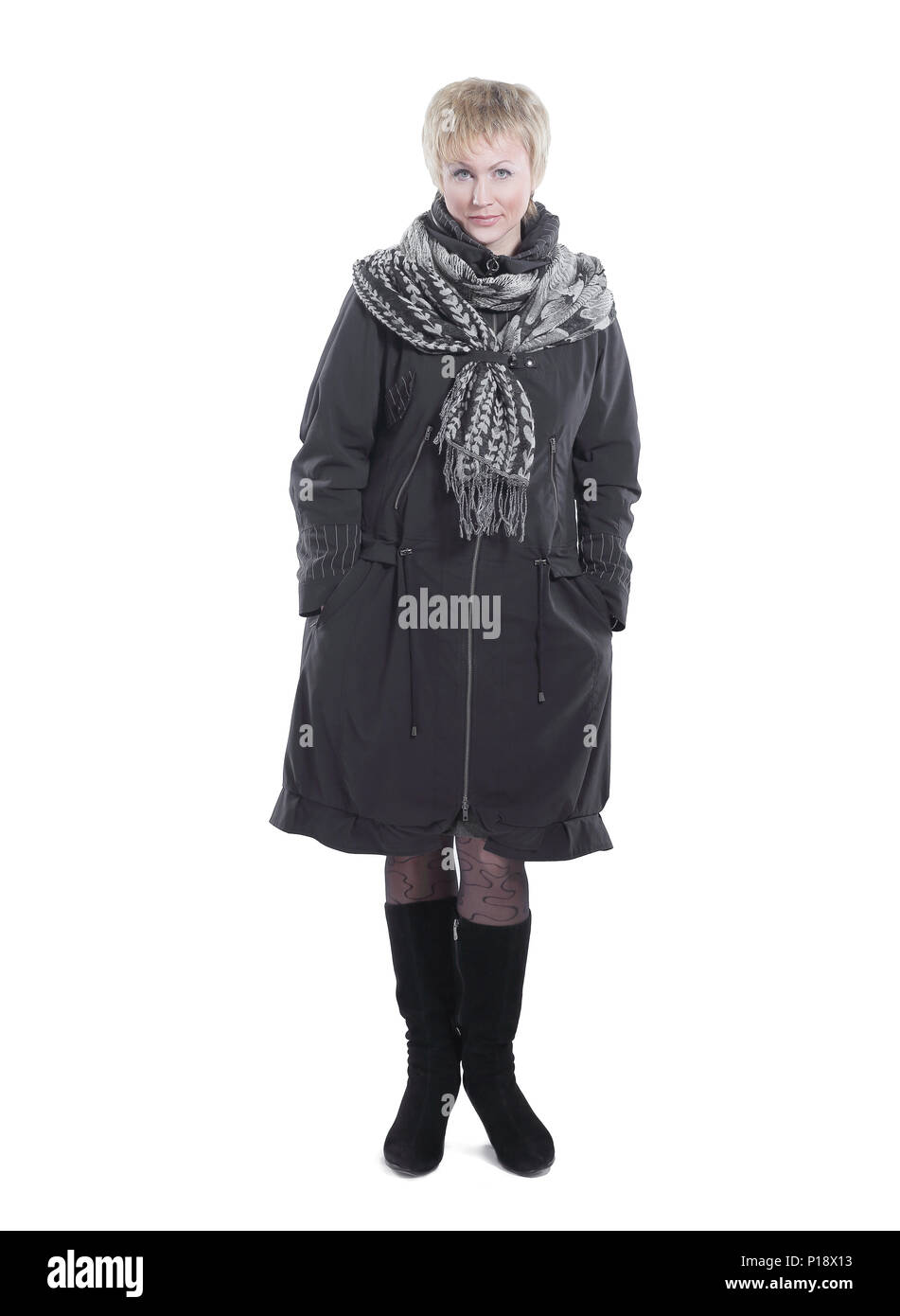 Mode femme dans un manteau noir et écharpe.isolé sur blanc Photo Stock -  Alamy