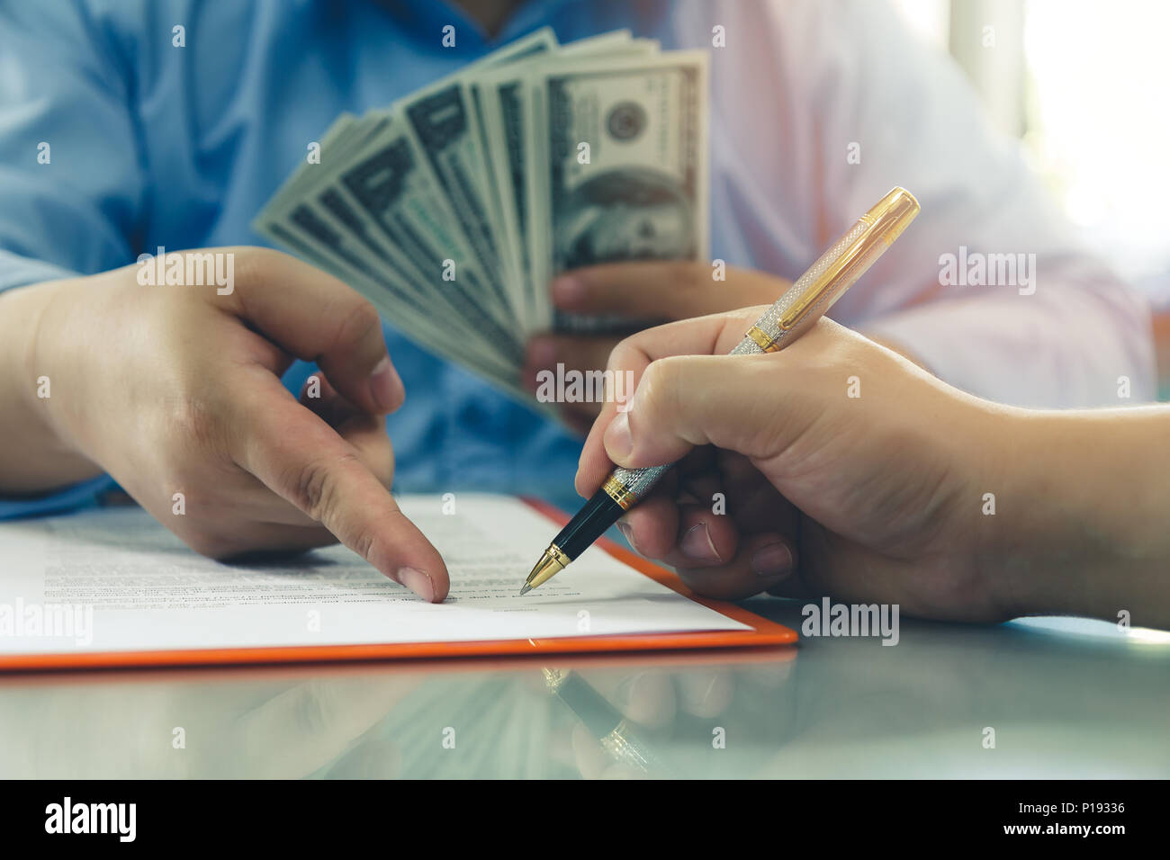 Man lot de centaines de dollars. Close up of business man signature contrat à conclure une entente, les modalités du contrat. Banque D'Images