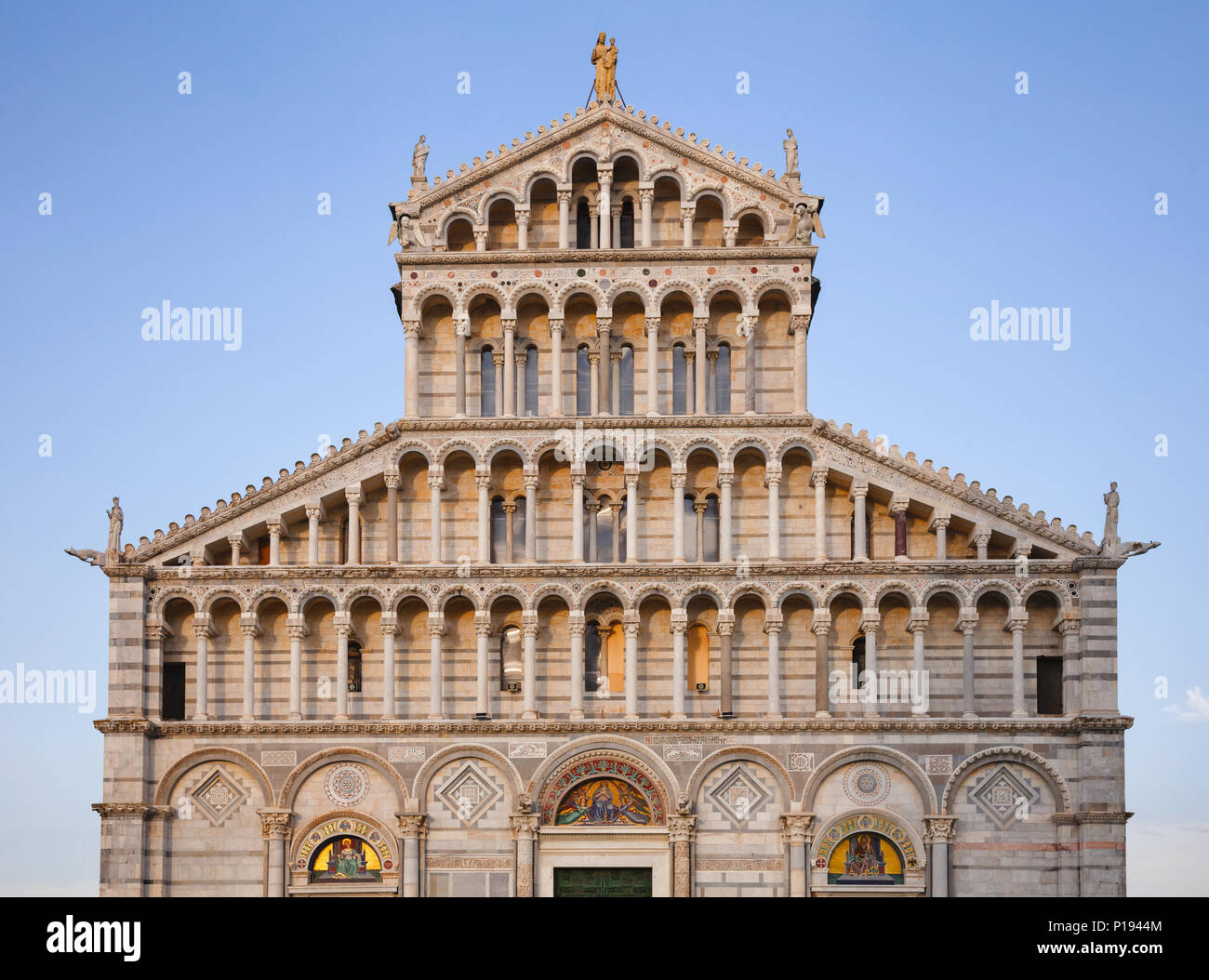 Façade de style roman pisan Catholique Romaine médiévale de la cathédrale de Pise sur la Piazza dei Miracoli (Piazza del Duomo), un centre important de l'époque médiévale européenne Banque D'Images