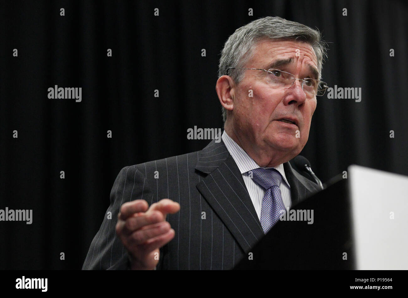 U.S. Customs and Border Protection R. Gil Kerlikowske Commissaire offre le déjeuner discours aux participants de l'industrie du fret aérien Affaires étrangères le Sommet de Washington, D.C., le 4 octobre 2016. Photo du CBP par Glenn Fawcett Banque D'Images