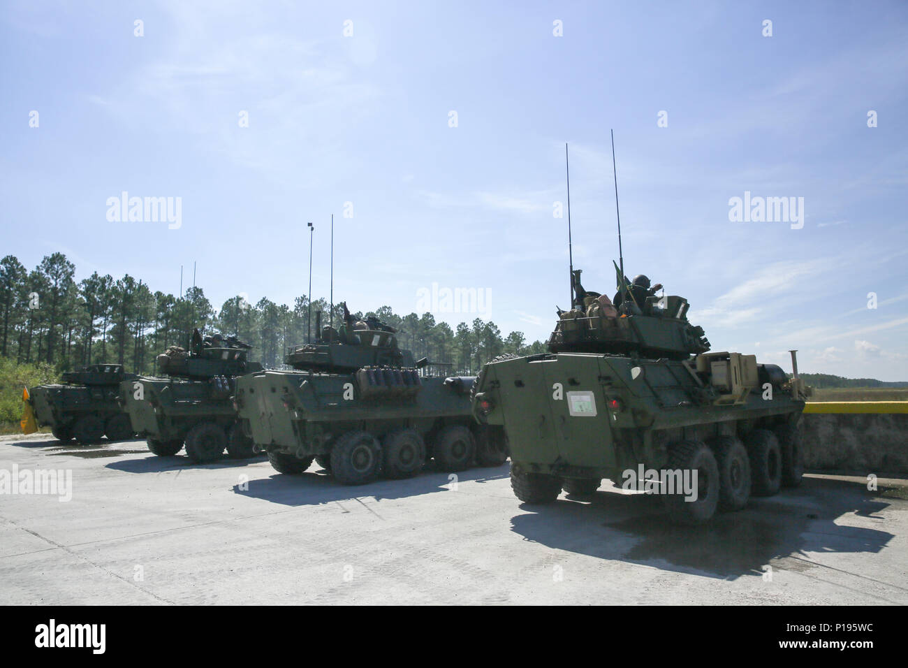 Véhicules blindés légers VBL, ou-25, sont devant la ligne de tir avant de Marines avec divers bataillons de reconnaissance blindé léger zéro vue bataille leurs armes pour le tout premier défi Bushmaster gamme SR-7 à bord à Camp Lejeune, en Caroline du Nord, le 3 octobre 2016. Le concours comprend quatre véhicules blindés légers VBL, ou-25, tirer sur des cibles avec une M242 Bushmaster, qui est un 25 mm entraînés par chaîne autocanon largement utilisé par l'armée américaine, et la mitrailleuse coaxiale M240. (U.S. Marine Corps photo par le Cpl. Kaitlyn C. Klein) Banque D'Images