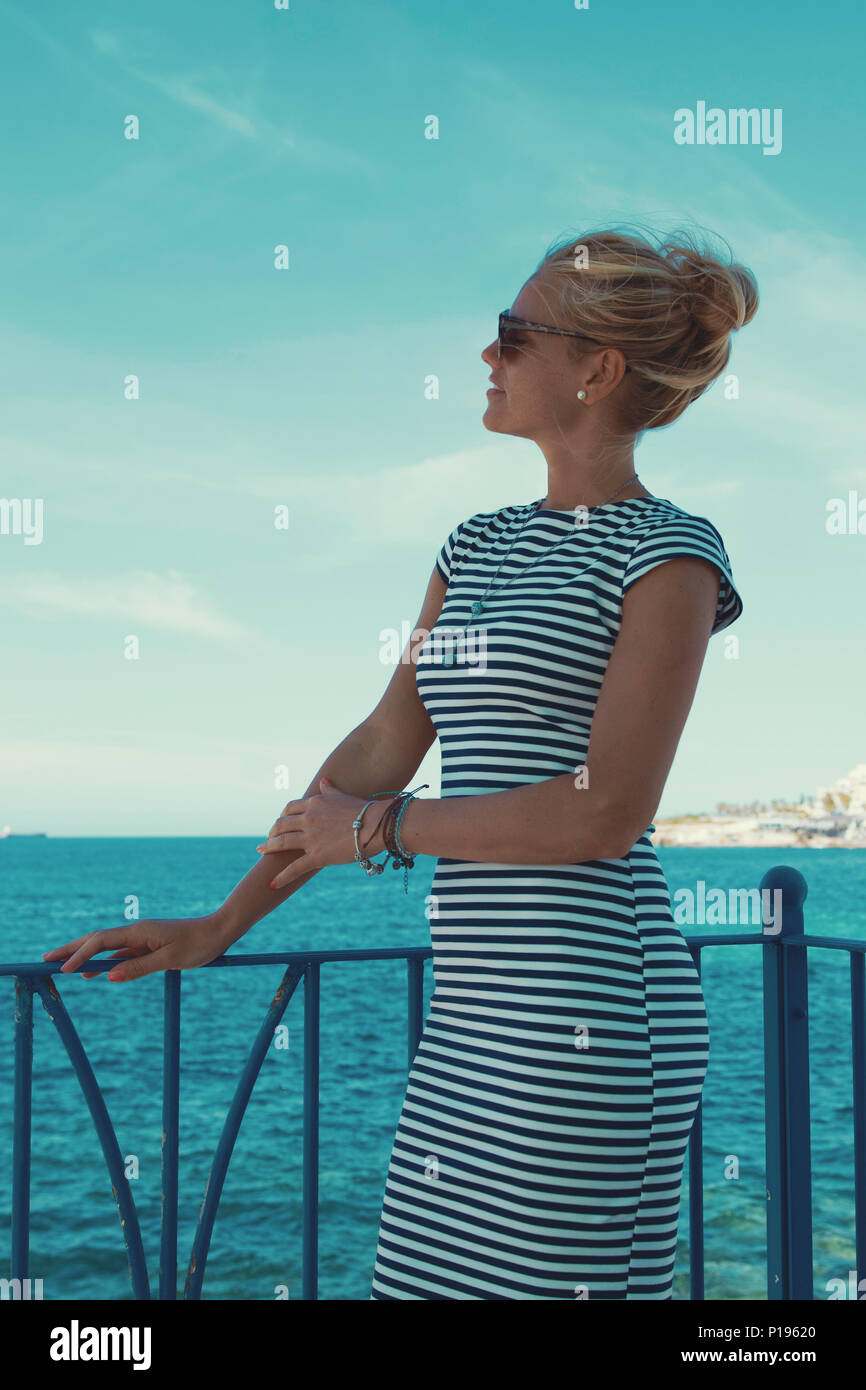 Femme élégante blonde au loin à la mer méditerranée Banque D'Images