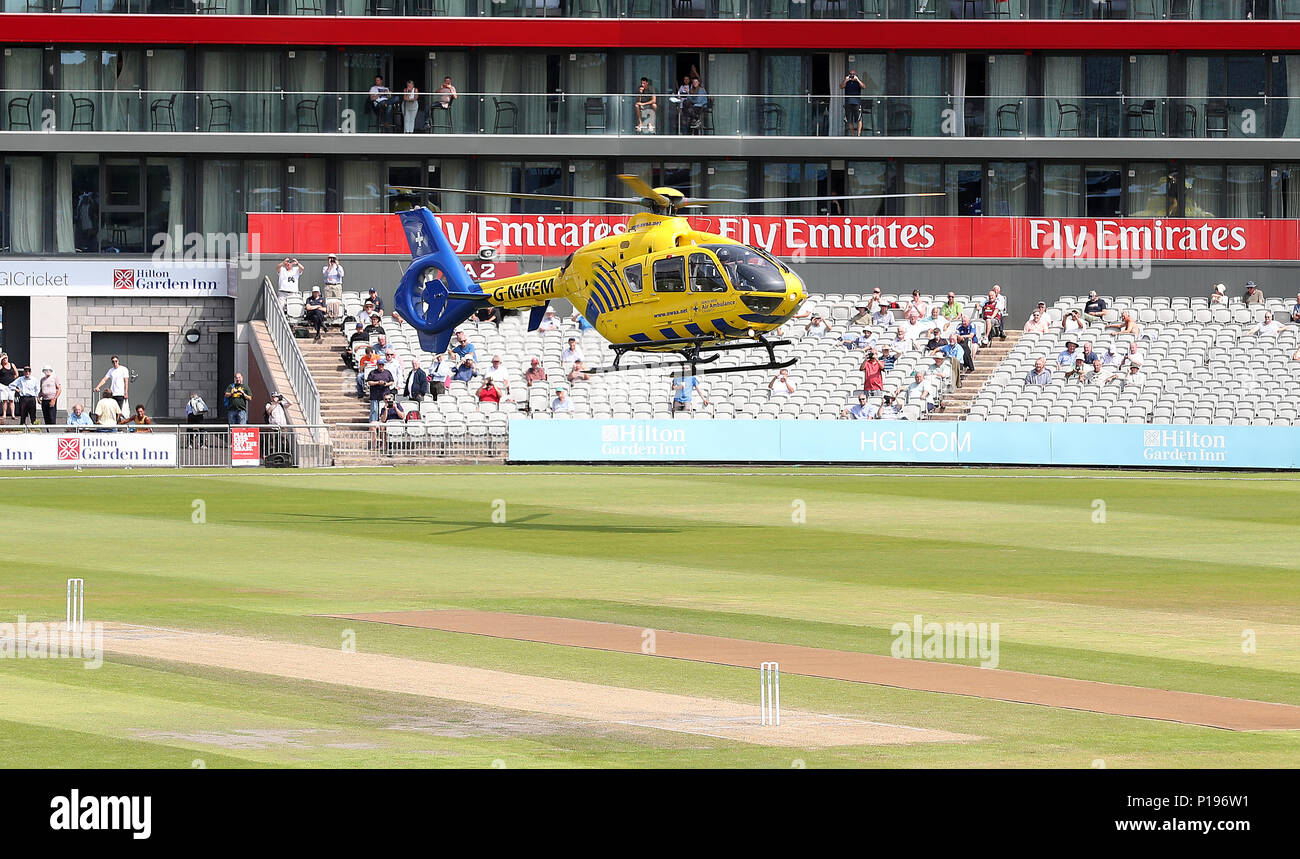 Jouer est suspendu pendant le match entre Lancashire et Essex après l'Air Ambulance atterrit sur le terrain sur la troisième journée du championnat Division Specsavers County, un match à Unis Old Trafford, Manchester. Banque D'Images