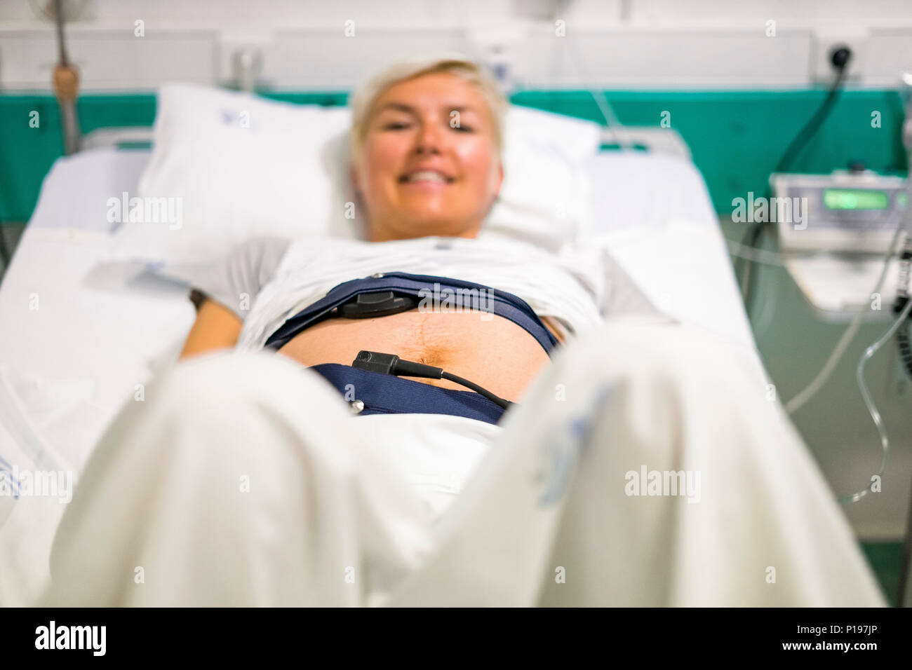 Femme enceinte avec l'enregistrement ctg le fœtus et les contractions utérines Banque D'Images