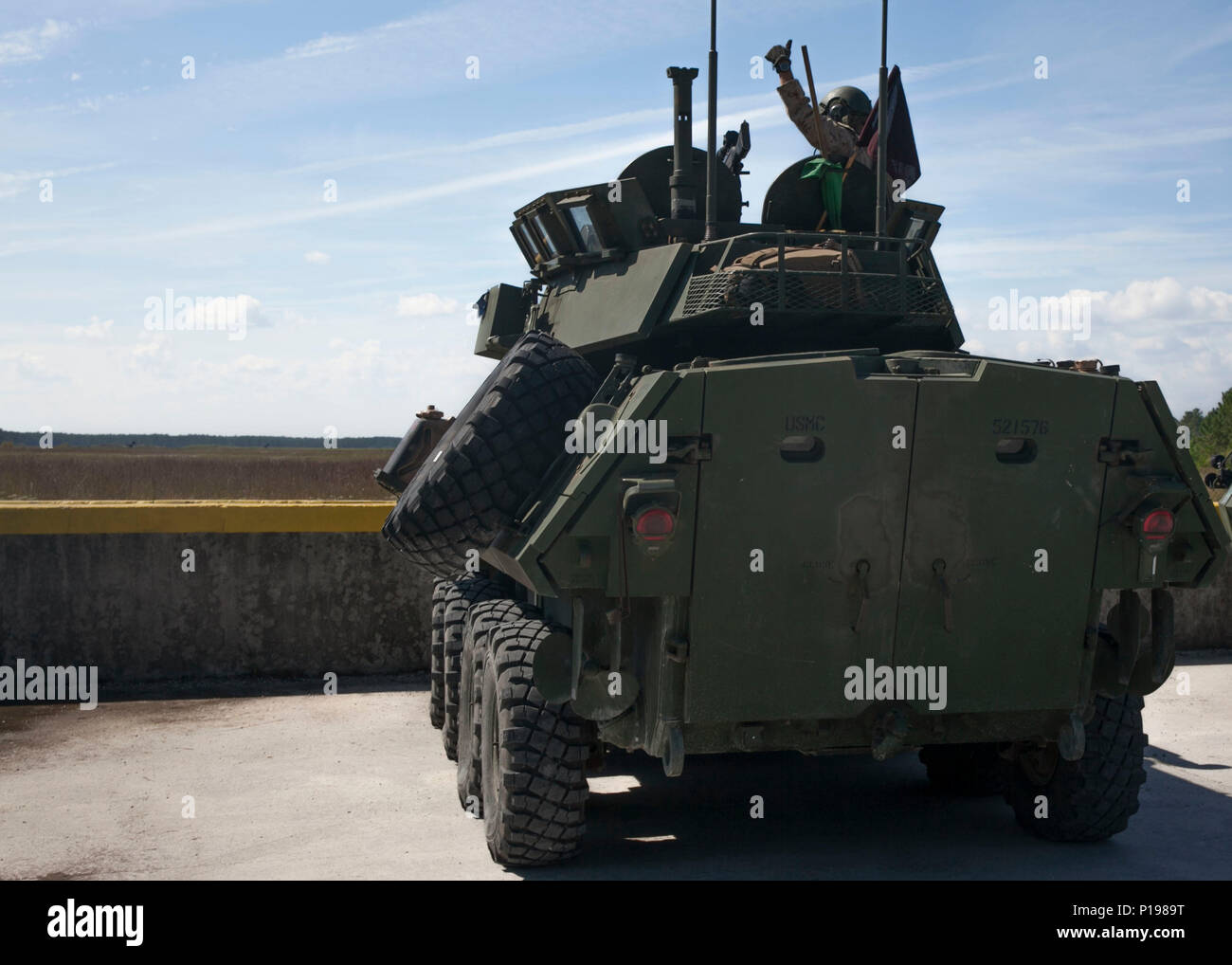 Les Marines américains avec divers bataillons de reconnaissance blindé léger (LAR Ne), effectuer le tout premier défi Bushmaster gamme SR-7 à bord à Camp Lejeune, en Caroline du Nord, le 3 octobre 2016. Le concours était composé de quatre véhicules blindés légers VBL-25, ou des cibles de tir, avec un M242 Bushmaster, qui est un 25 mm entraînés par chaîne autocanon largement utilisé par l'armée américaine et la mitrailleuse coaxiale M240. (U.S. Marine Corps photo par Lance Cpl. Careaf L. Henson MARDIV 2d) de la Caméra de combat Banque D'Images