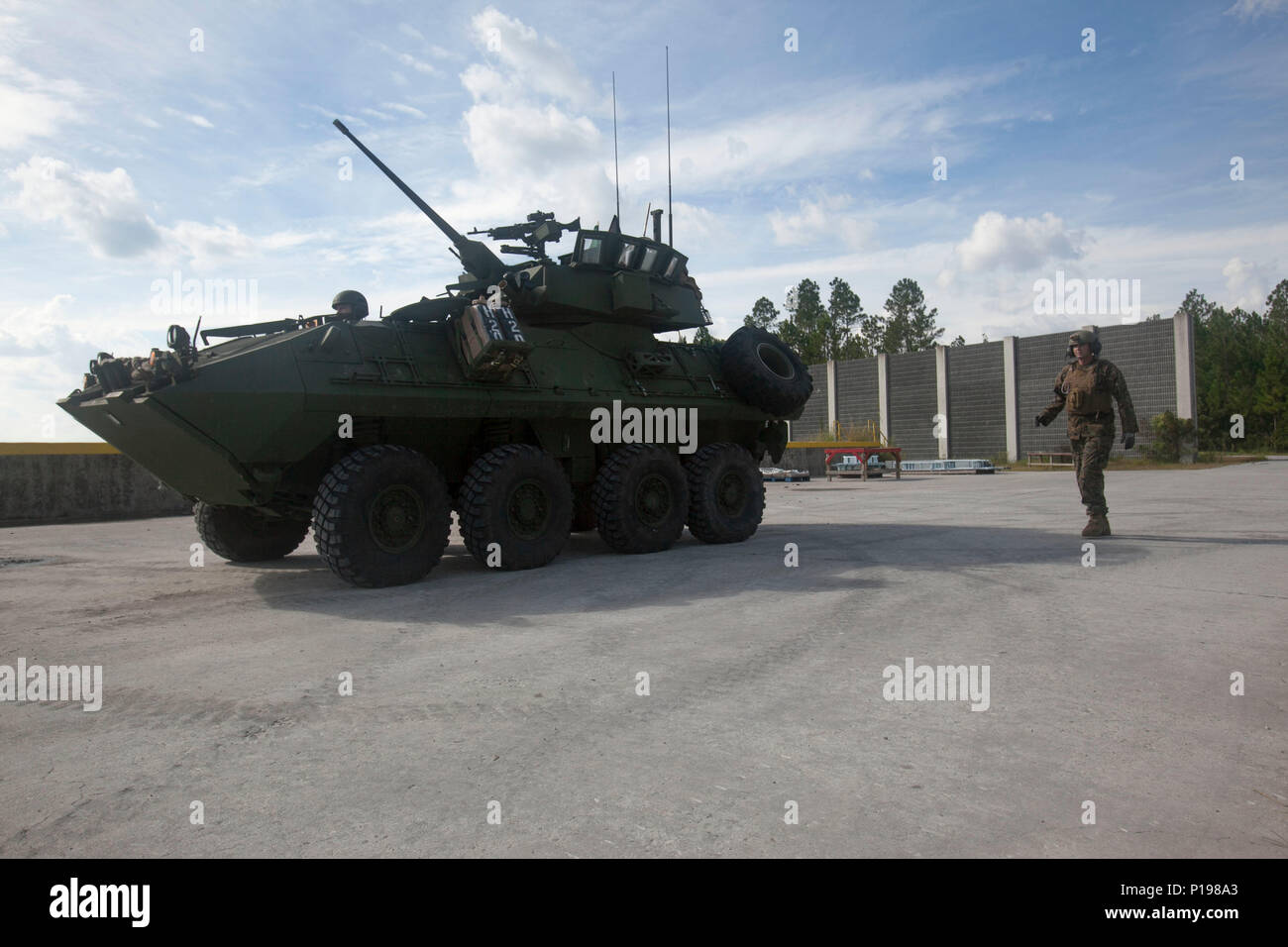 Les Marines américains avec divers bataillons de reconnaissance blindé léger (LAR Ne), effectuer le tout premier défi Bushmaster gamme SR-7 à bord à Camp Lejeune, en Caroline du Nord, le 3 octobre 2016. Le concours était composé de quatre véhicules blindés légers VBL-25, ou des cibles de tir, avec un M242 Bushmaster, qui est un 25 mm entraînés par chaîne autocanon largement utilisé par l'armée américaine et la mitrailleuse coaxiale M240. (U.S. Marine Corps photo par Lance Cpl. Careaf L. Henson MARDIV 2d) de la Caméra de combat Banque D'Images