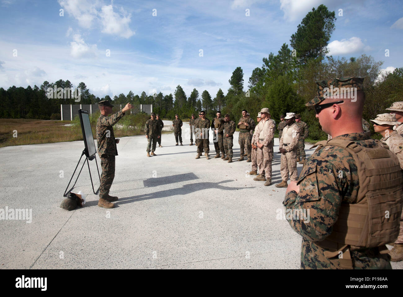 Les Marines américains avec divers bataillons de reconnaissance blindé léger (LAR Ne), effectuer le tout premier défi Bushmaster gamme SR-7 à bord à Camp Lejeune, en Caroline du Nord, le 3 octobre 2016. Le concours était composé de quatre véhicules blindés légers VBL-25, ou des cibles de tir, avec un M242 Bushmaster, qui est un 25 mm entraînés par chaîne autocanon largement utilisé par l'armée américaine et la mitrailleuse coaxiale M240. (U.S. Marine Corps photo par Lance Cpl. Careaf L. Henson MARDIV 2d) de la Caméra de combat Banque D'Images