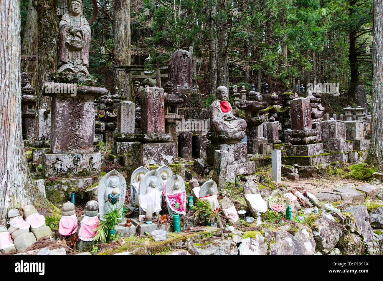 Monuments de pierre, des pierres tombales et du Mausolée Okunoin dans cimetière bouddhiste à Koyasan, Japon. Banque D'Images