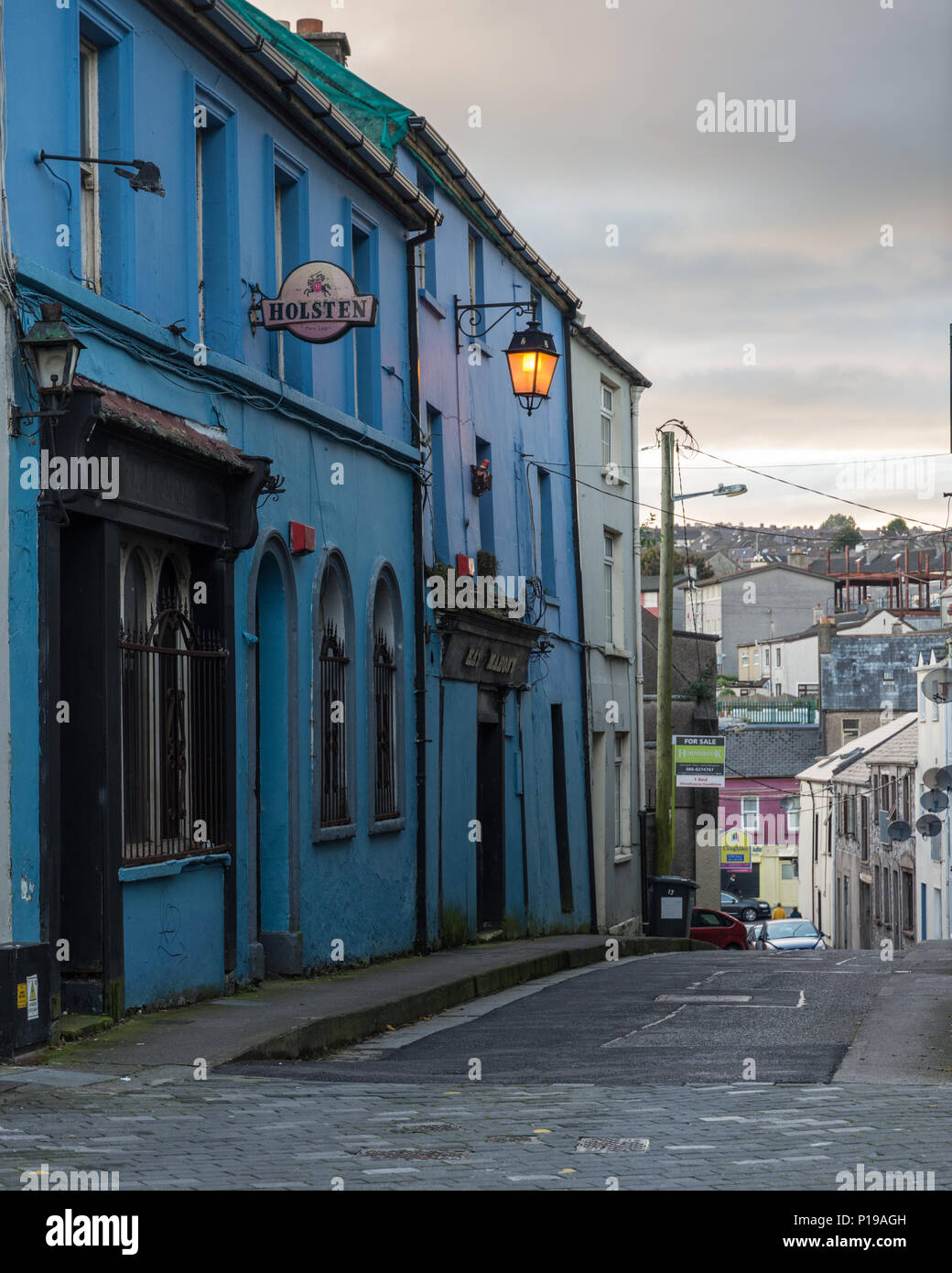 Un bar et maisons de Dominick Street dans la ville de Cork, Irlande. Banque D'Images