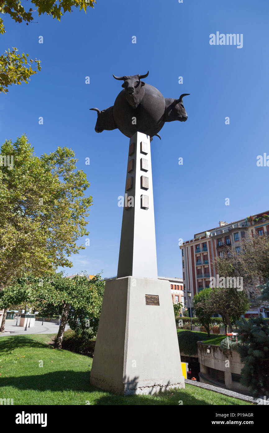 Sculpture de 4 taureaux en dehors de l'arène, 'El Mundo de Los Toros' 1996 Carlos Ciriza, Pamplona, Navarra, Espagne. Banque D'Images