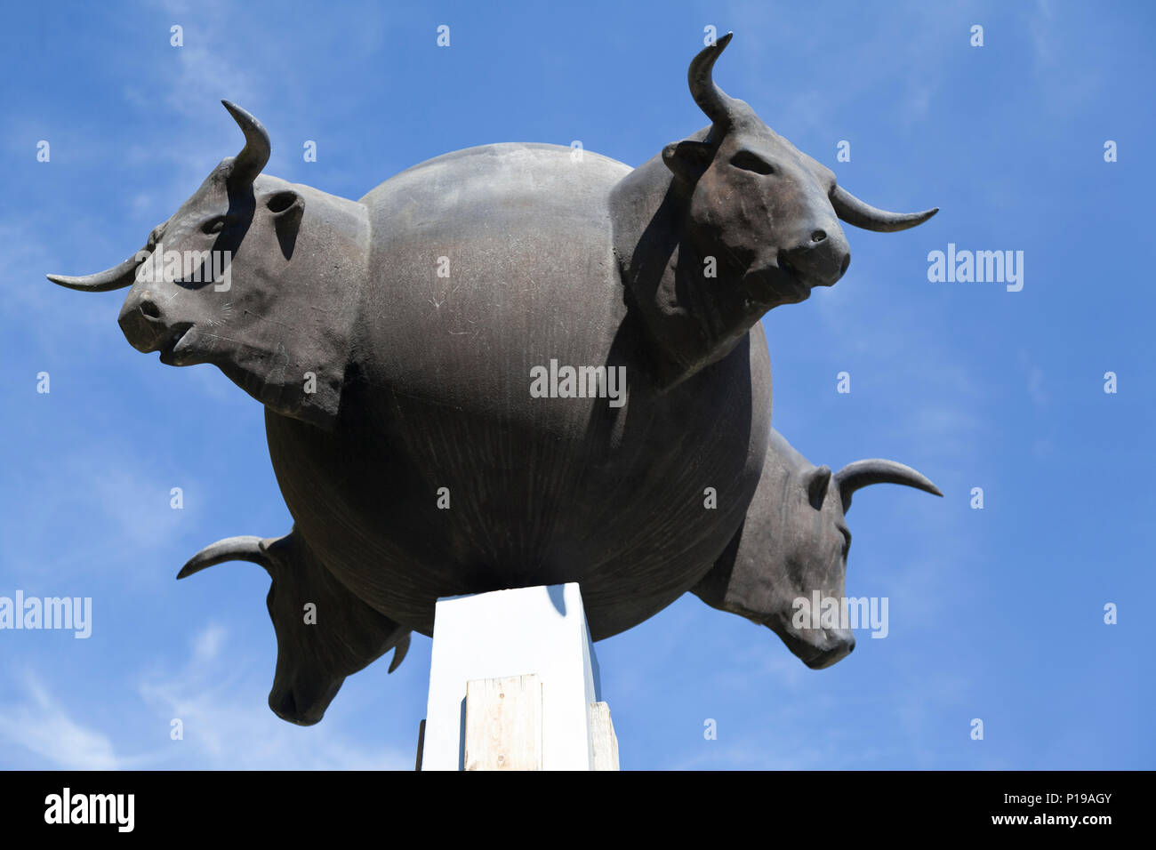 Sculpture de 4 taureaux en dehors de l'arène, 'El Mundo de Los Toros' 1996 Carlos Ciriza, Pamplona, Navarra, Espagne. Banque D'Images