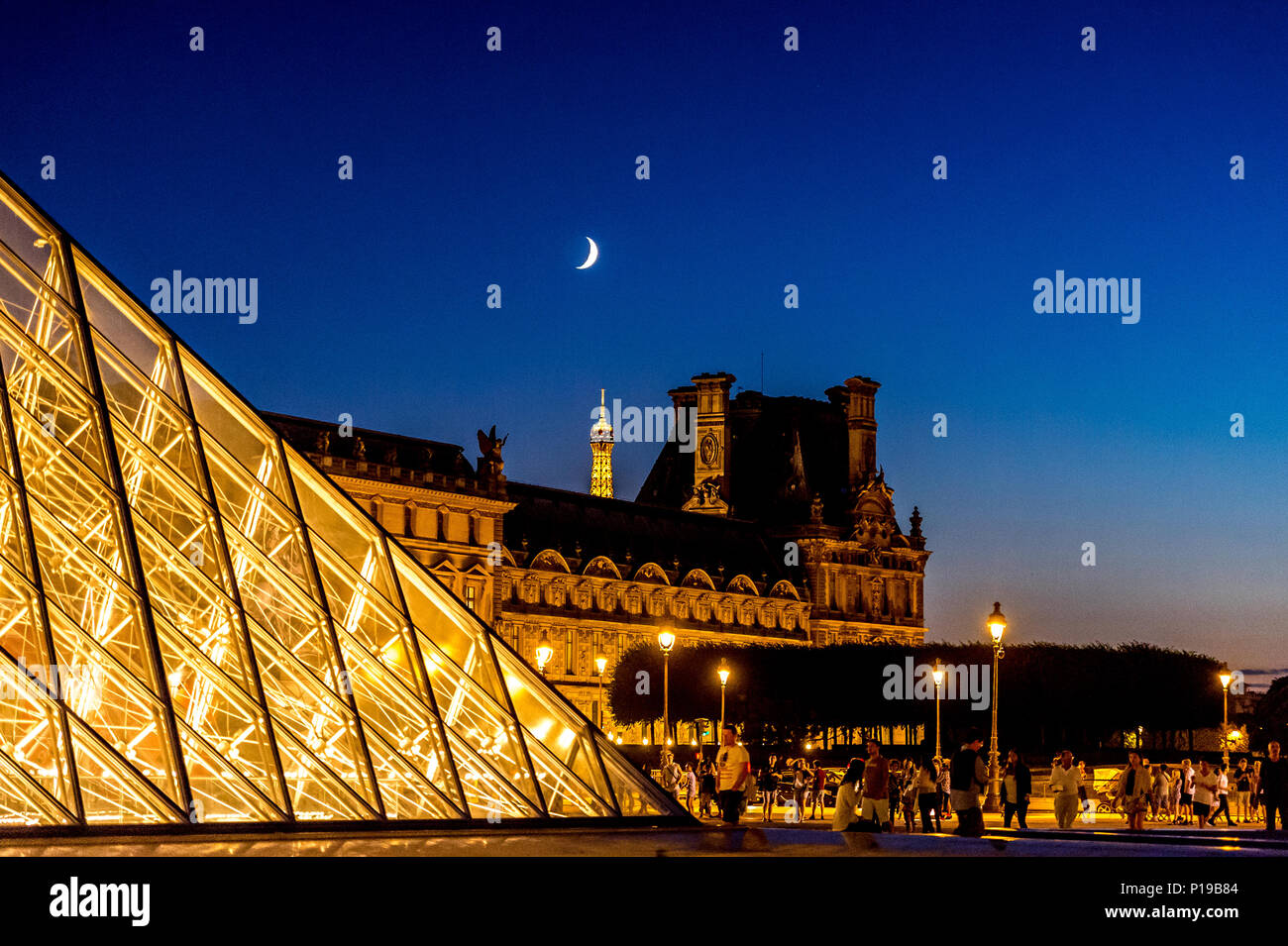 Le Louvre est illuminé et la Pyramide du Louvre est une attraction touristique de la nuit à Paris, en France Banque D'Images