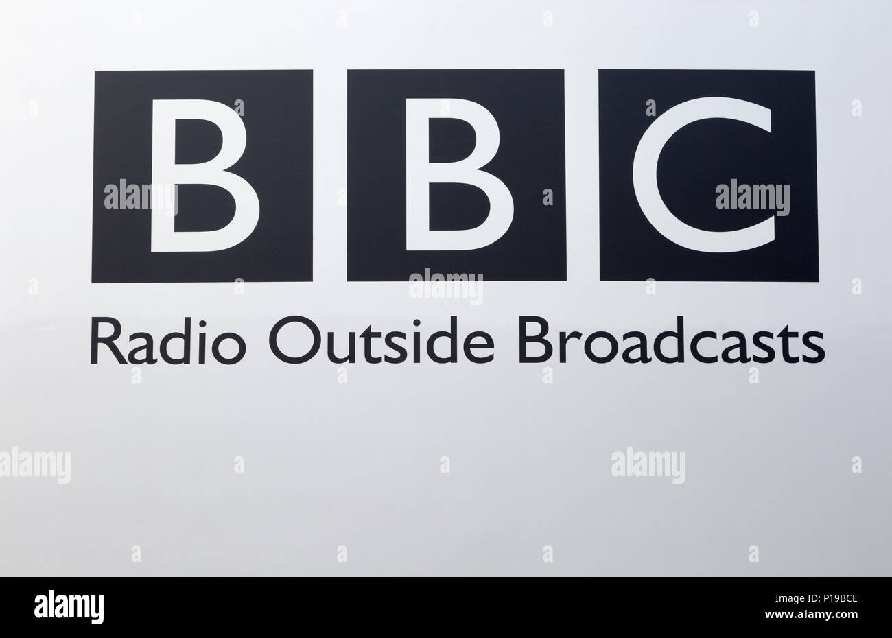 Close up of sign on BBC Radio Broadcasts studio mobile véhicule, Snape Maltings, Suffolk, Angleterre, RU Banque D'Images Close up of sign on BBC Radio Broadcasts studio mobile véhicule, Snape Maltings, Suffolk, Angleterre, RU Banque D'Images