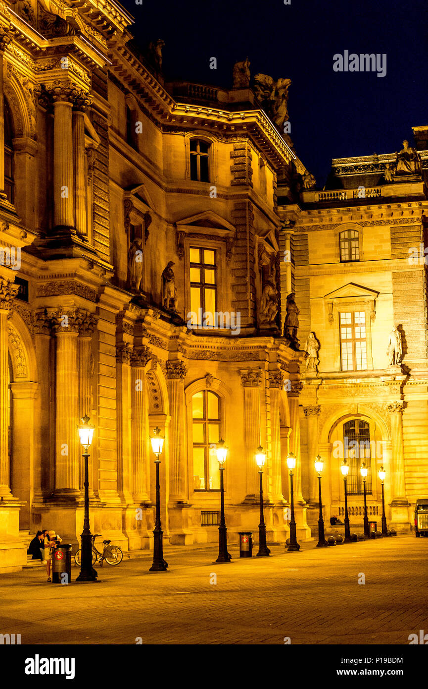 Le Louvre la nuit à Paris, France Banque D'Images
