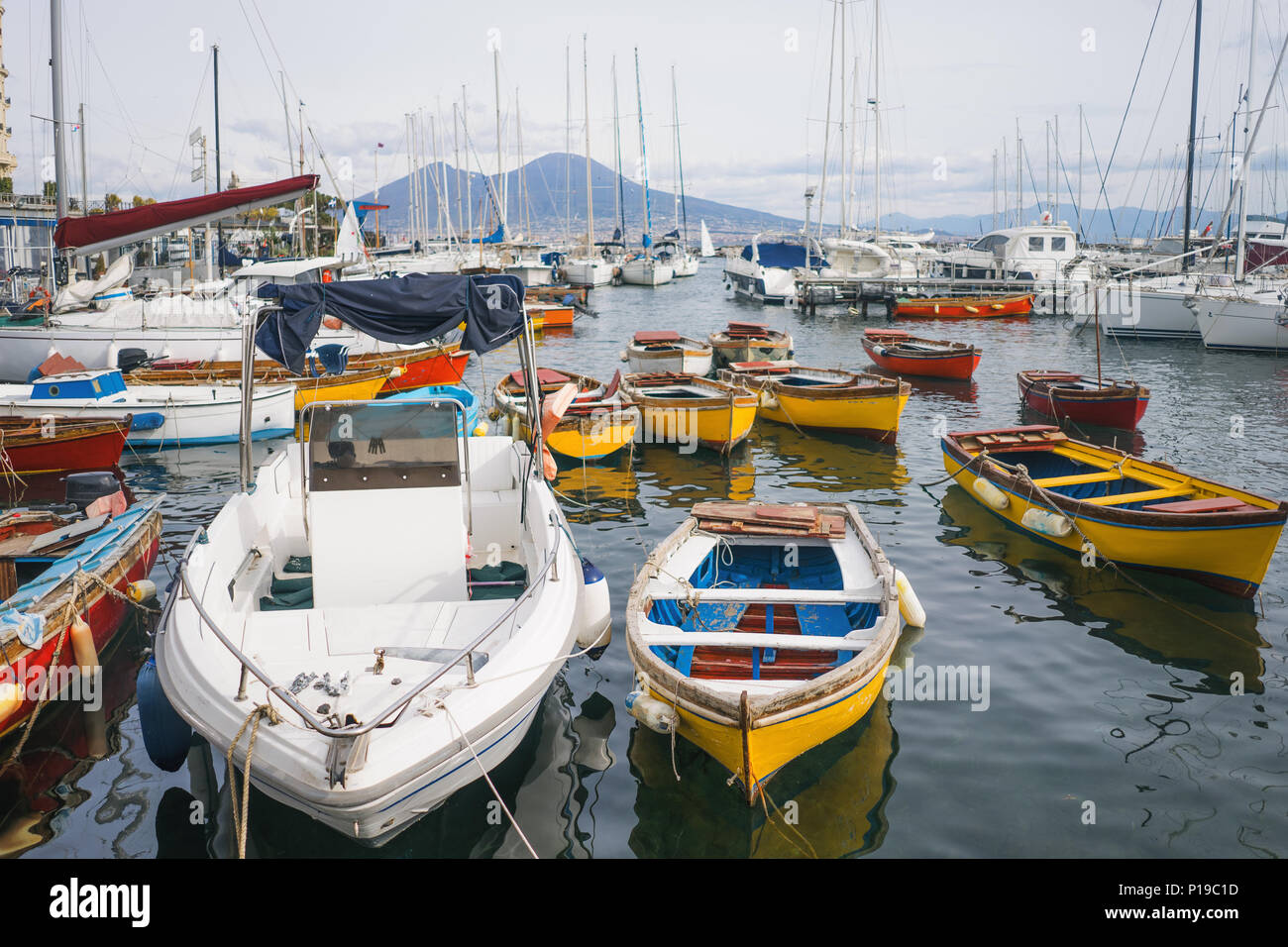 Naples, Campanie, Italie, Europe - les pêcheurs bateaux amarrés dans le Borgo Marinari Banque D'Images