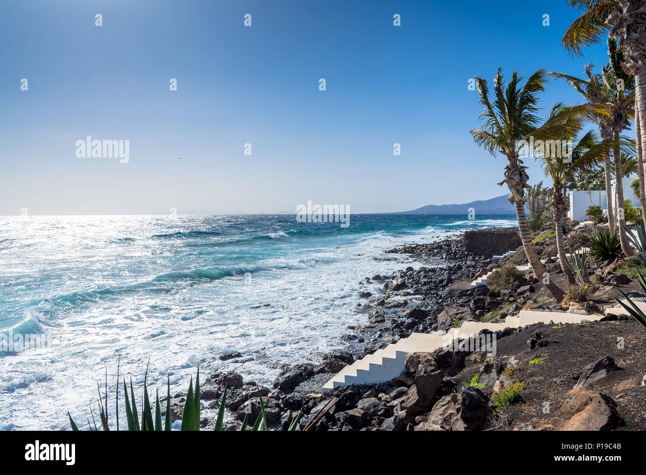 La vue quotidienne de littoral et l'océan Atlantique à Puerto del Carmen, Lanzarote, Espagne Banque D'Images