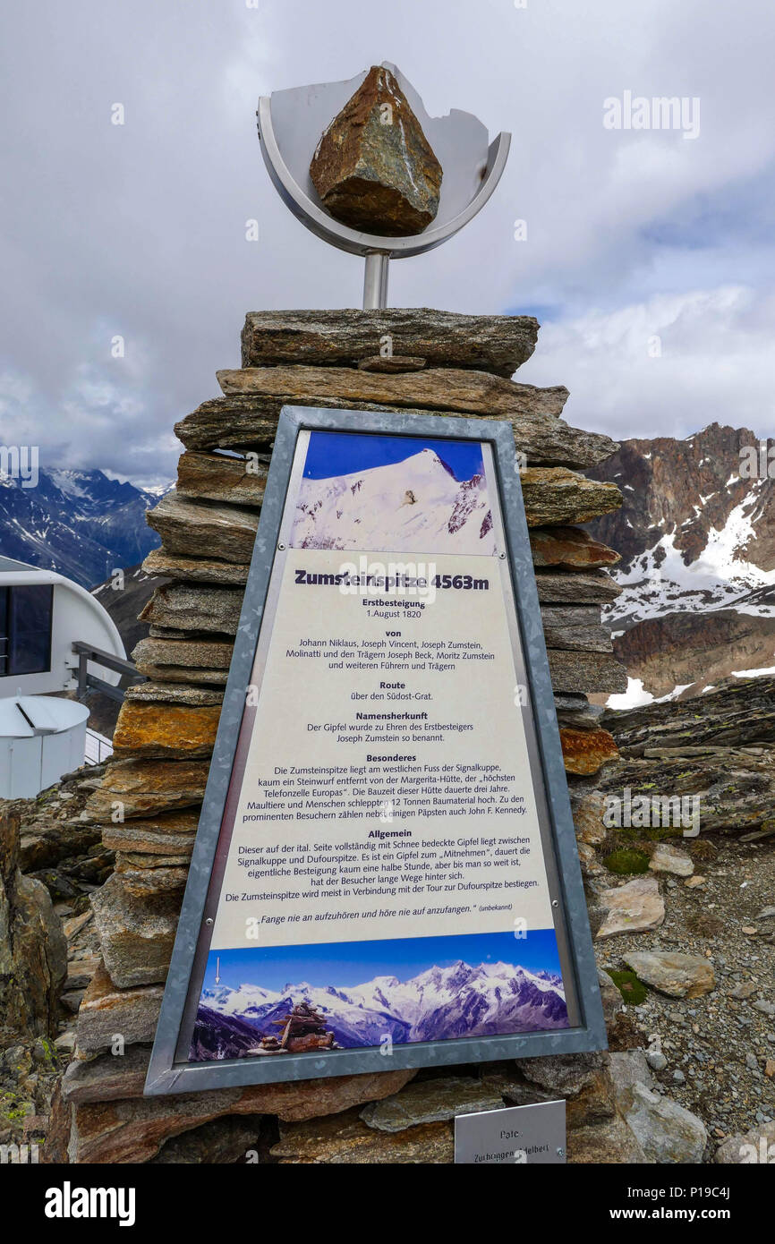 Postes pour marqueur montagnes au loin, au-dessus de Saas Grund, Saastal, Suisse, téléphérique Hohsaas Kreuzboden, Banque D'Images