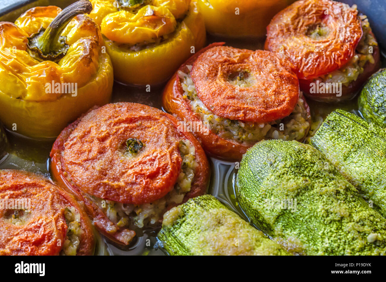La cuisine traditionnelle grecque Gemista déjà cuits au four. Poivrons farcis au riz, tomates, courgettes avec du riz, des légumes, des herbes et parfois la viande hachée Banque D'Images