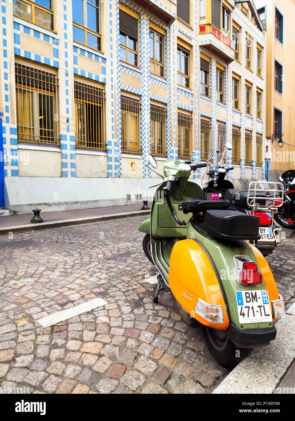 Vespa scooter dans rue Rue Gerard - Paris, France Banque D'Images