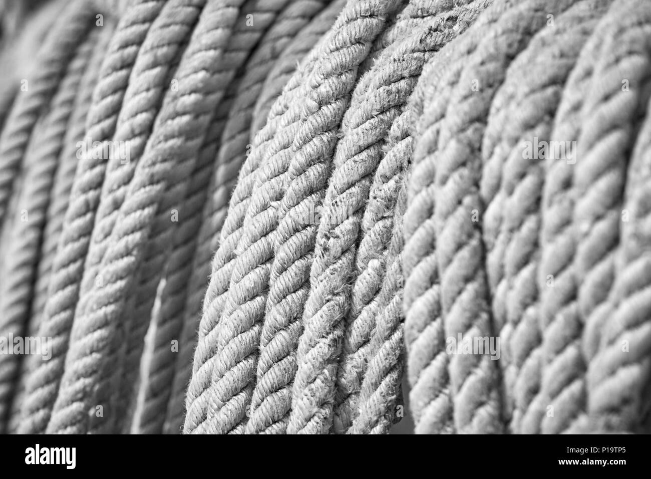 Photo noir et blanc de l'ancien bateau de cordes, selective focus, fond marin. Banque D'Images