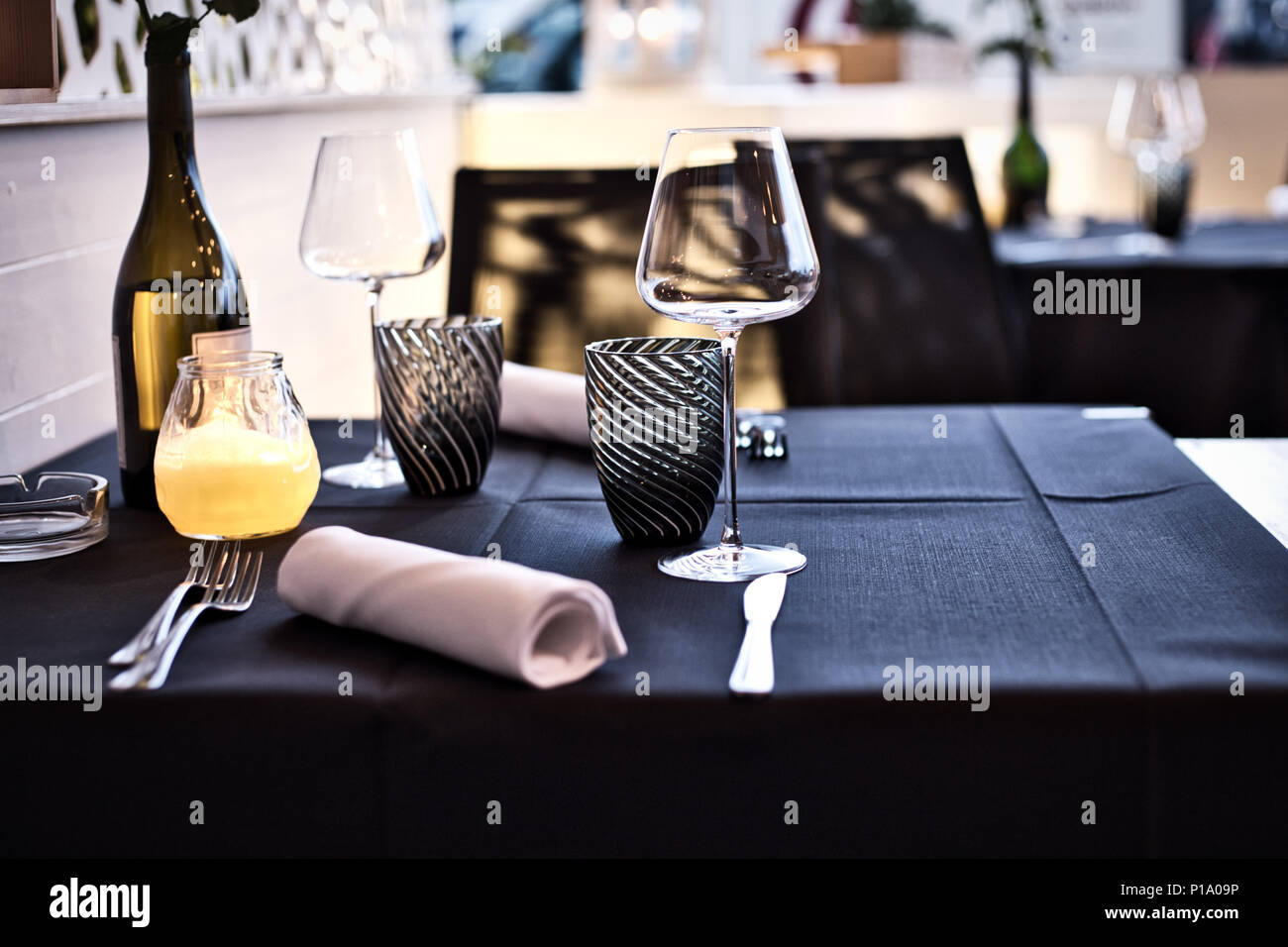 Élégant restaurant table avec nappe noir, blanc serviettes et gobelets en verre Banque D'Images
