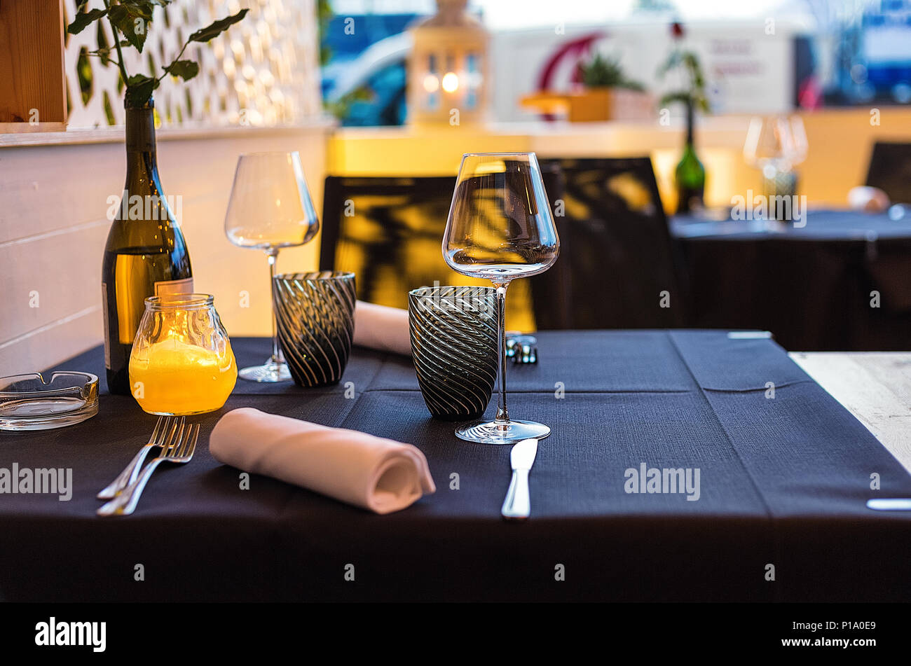 Élégant restaurant table avec nappe noir, blanc serviettes et gobelets en verre Banque D'Images