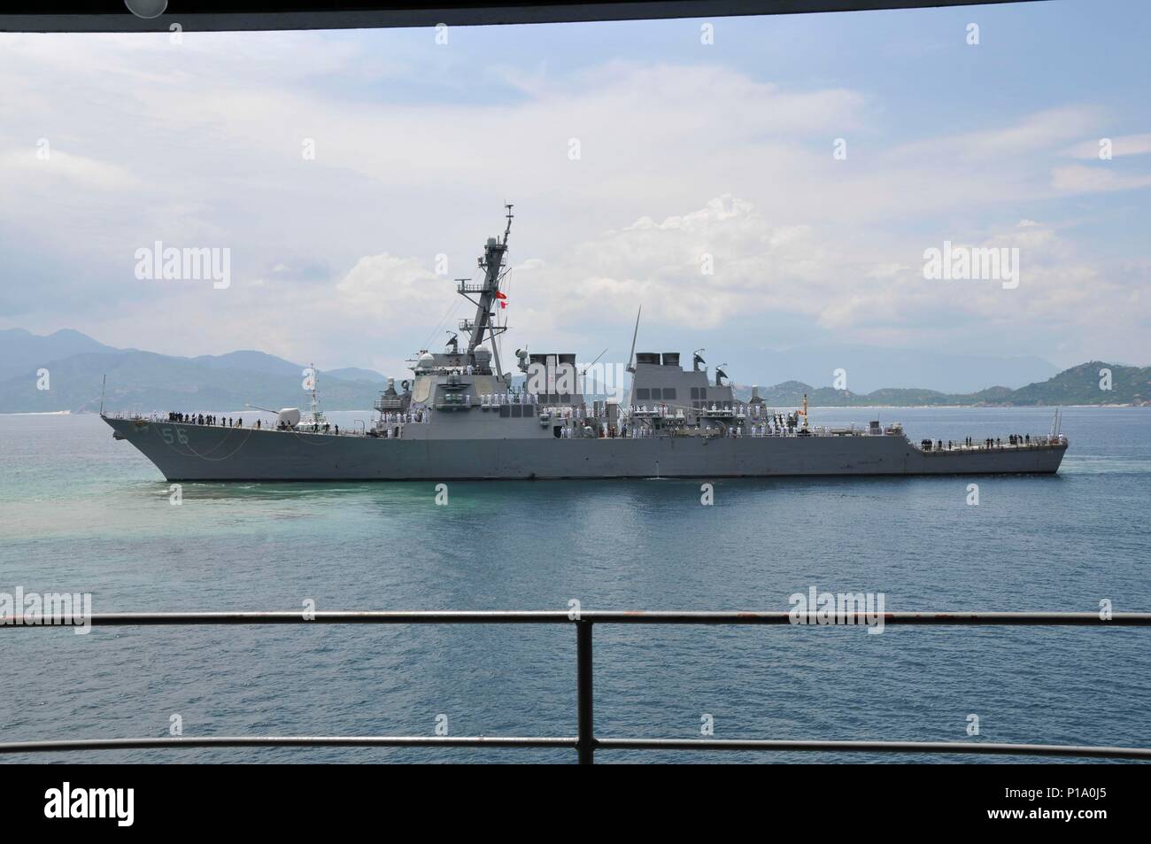 La baie de Cam Ranh, Vietnam (oct. 02, 2016), USS John S. McCain (DDG 56), mans les rails comme le navire tire au Vietnam, avec l'adjudication sous-marin USS Frank (40), 02 octobre. Dans sa septième année, l'activité d'engagement naval Vietnam est conçu pour favoriser la compréhension mutuelle, renforcer la confiance dans le domaine maritime et renforcer les relations entre la U.S. Navy, Marine populaire du Vietnam et la communauté locale. Frank est l'un des deux sous-marins déployés et d'offres est sur un déploiement prévu dans la 7e Flotte des États-Unis de mener des opérations de maintenance et support de dep Banque D'Images