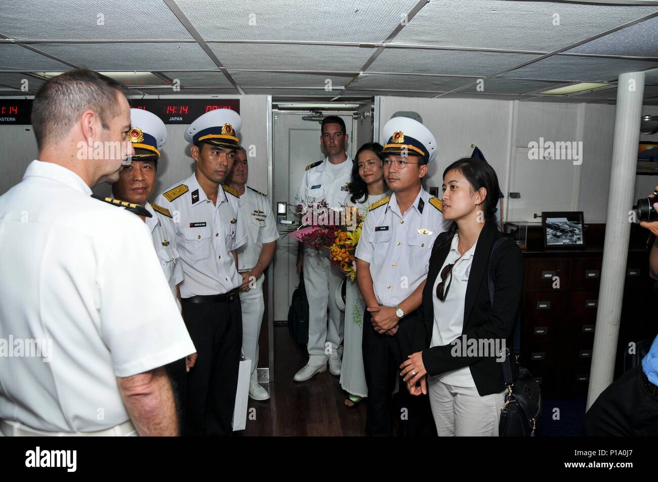 La baie de Cam Ranh, Vietnam (oct. 02, 2016) a appelé l'St. John, commandant du sous-marin USS Frank offres câble (40), parle avec le capitaine Uong Phuc Fils, au cours d'une réunion des visiteurs de marque dans l'état du CO prix , 02 octobre. Dans sa septième année, l'activité d'engagement naval Vietnam est conçu pour favoriser la compréhension mutuelle, renforcer la confiance dans le domaine maritime et renforcer les relations entre la U.S. Navy, Marine populaire du Vietnam et la communauté locale. Frank est l'un des deux sous-marins déployés et d'offres est sur un déploiement prévu dans le domaine de la 7ème Flotte américaine op Banque D'Images