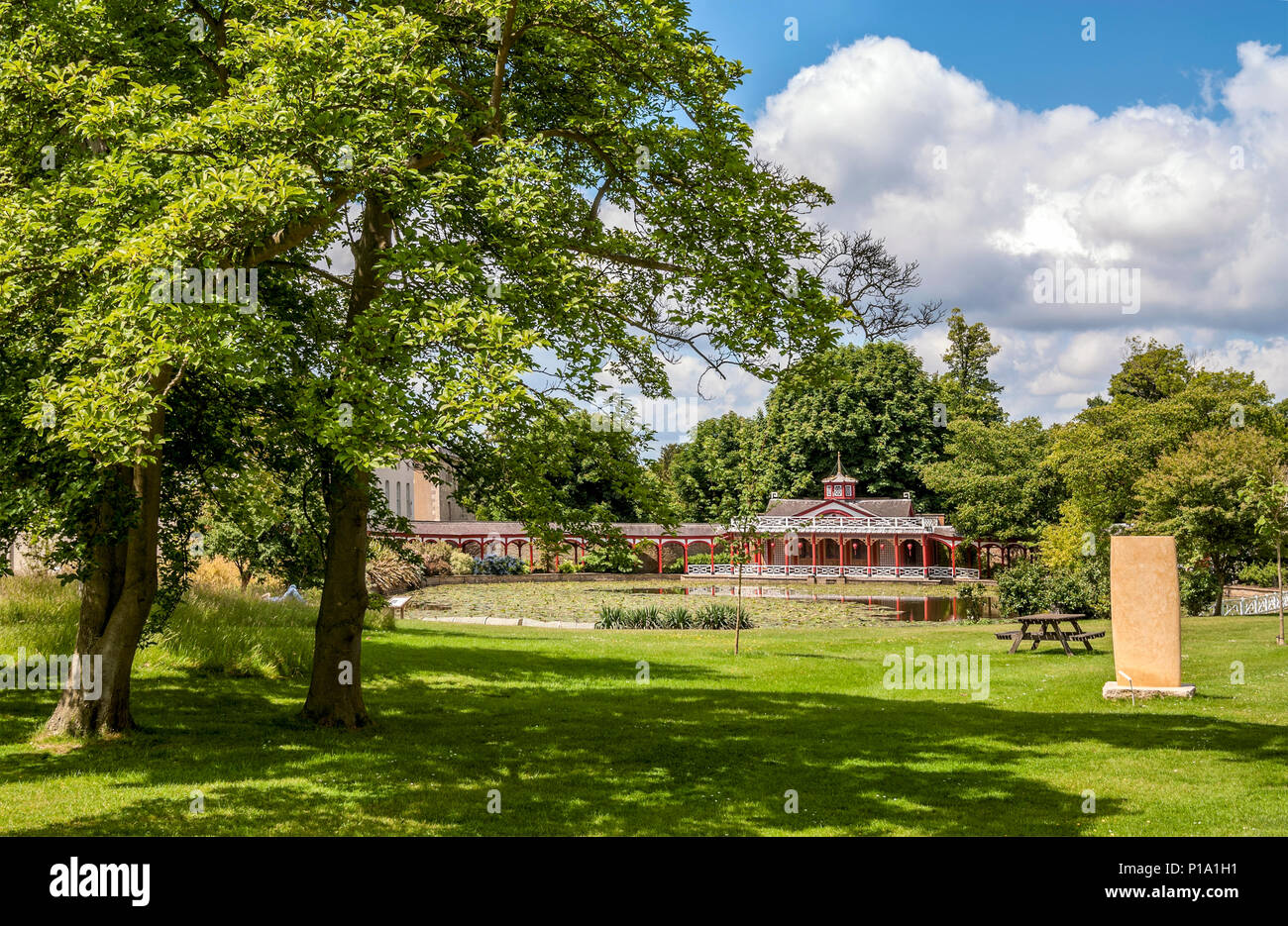 Chinese Pond et maison à Woburn Abbey and Gardens, près de Woburn, Bedfordshire, Angleterre Banque D'Images