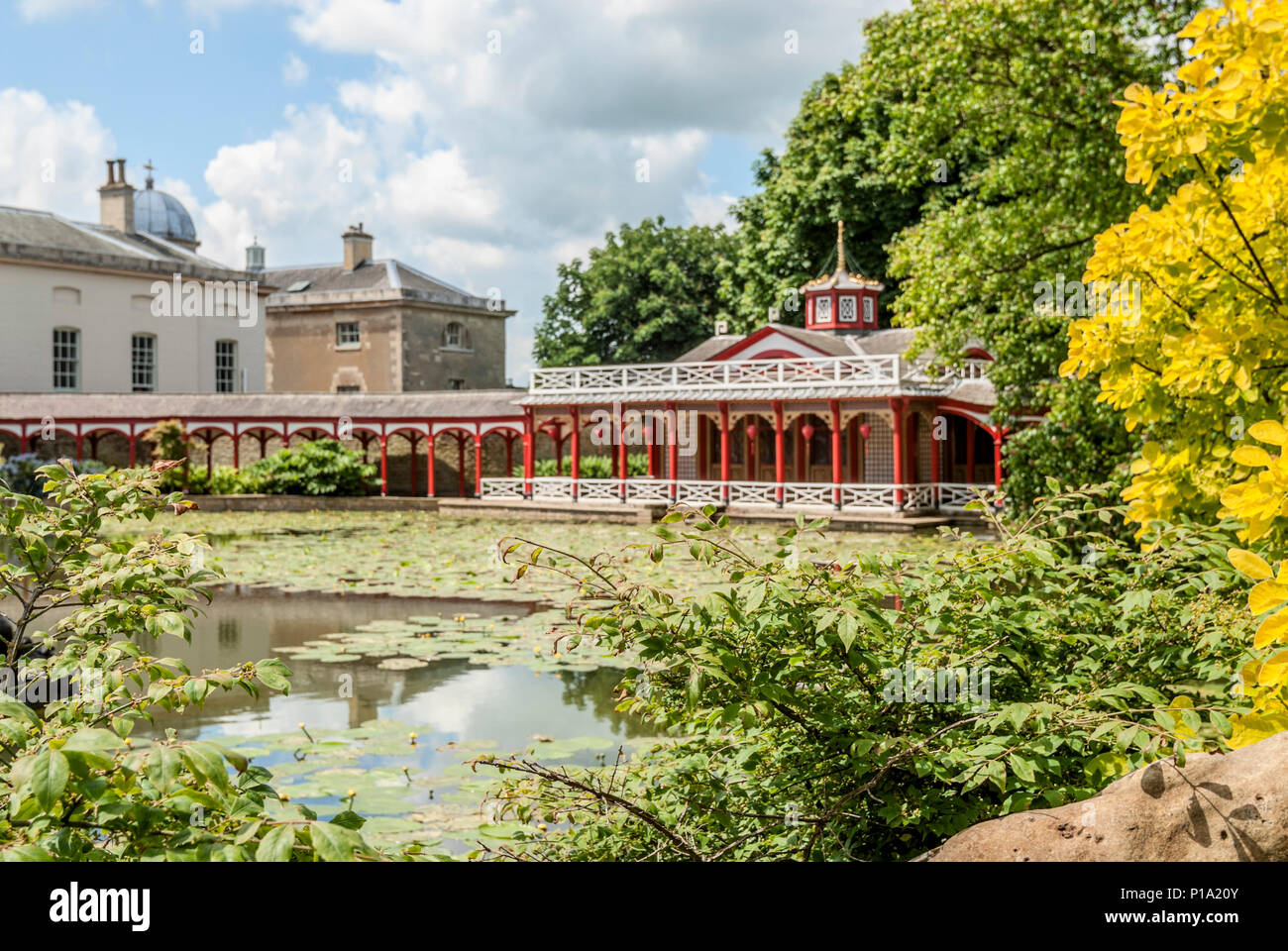 Chinese Pond et maison à Woburn Abbey and Gardens, près de Woburn, Bedfordshire, Angleterre Banque D'Images