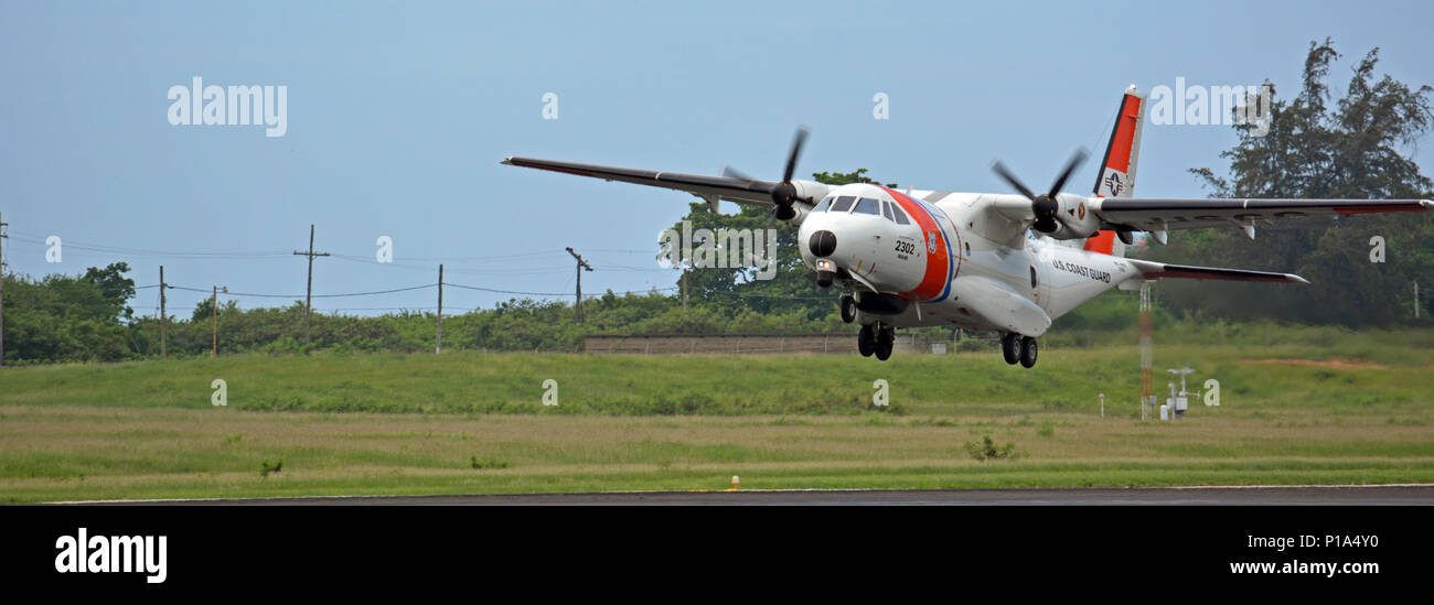 Une Garde côtière Air Station Miami HC-144 Sentinelle de l'océan de l'équipage de l'avion décolle d'Air Station Borinquen à Porto Rico pour la première évaluation des dégâts après la tempête vol au-dessus d'Haïti après l'Ouragan Matthew le 5 octobre 2016. L'équipage a Sentry Océan des inondations côtières et des dommages importants aux infrastructures dans le sud d'Haïti ainsi que des dommages aux routes, structures et maisons au bord de la région du nord d'Haïti et le côté sud de l'île de la Tortue. La Garde côtière canadienne (photo par Matt Udkow) Banque D'Images