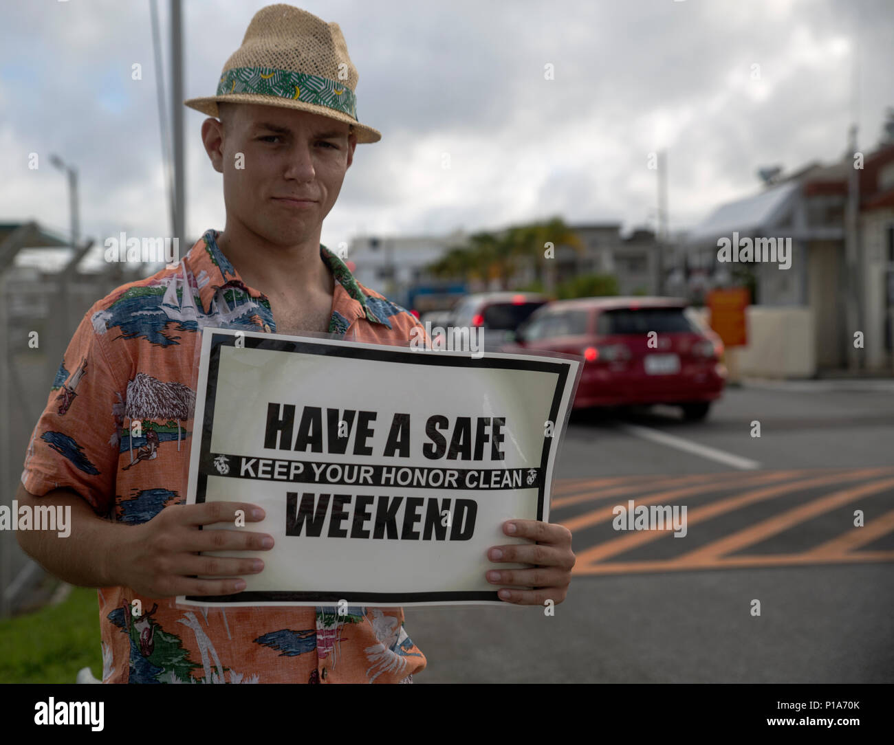 Comme le week-end commence le jour de Christophe Colomb, de la Marine américaine, le Cpl. Ryan C. Bercaw donne un rappel amical à boire de façon responsable comme tous le trafic sortant quitte pour le week-end sur Camp Hansen, Okinawa, Japon, le 7 octobre 2016. "Vous méritez d'avoir quatre jours de congé, mais j'ai besoin de vous de boire de façon responsable, a déclaré le Sgt. Le Major Lee D. Bonar, le III Marine Expeditionary Force sergent-major. "J'ai besoin de vous pour s'assurer que nous prenons soin les uns des autres et regarder leurs dos, parce que nous avons besoin de revenir le mercredi et être prêt à se remettre au travail." Les Marines, marins et le statut des forces applicable au personnel sont Banque D'Images