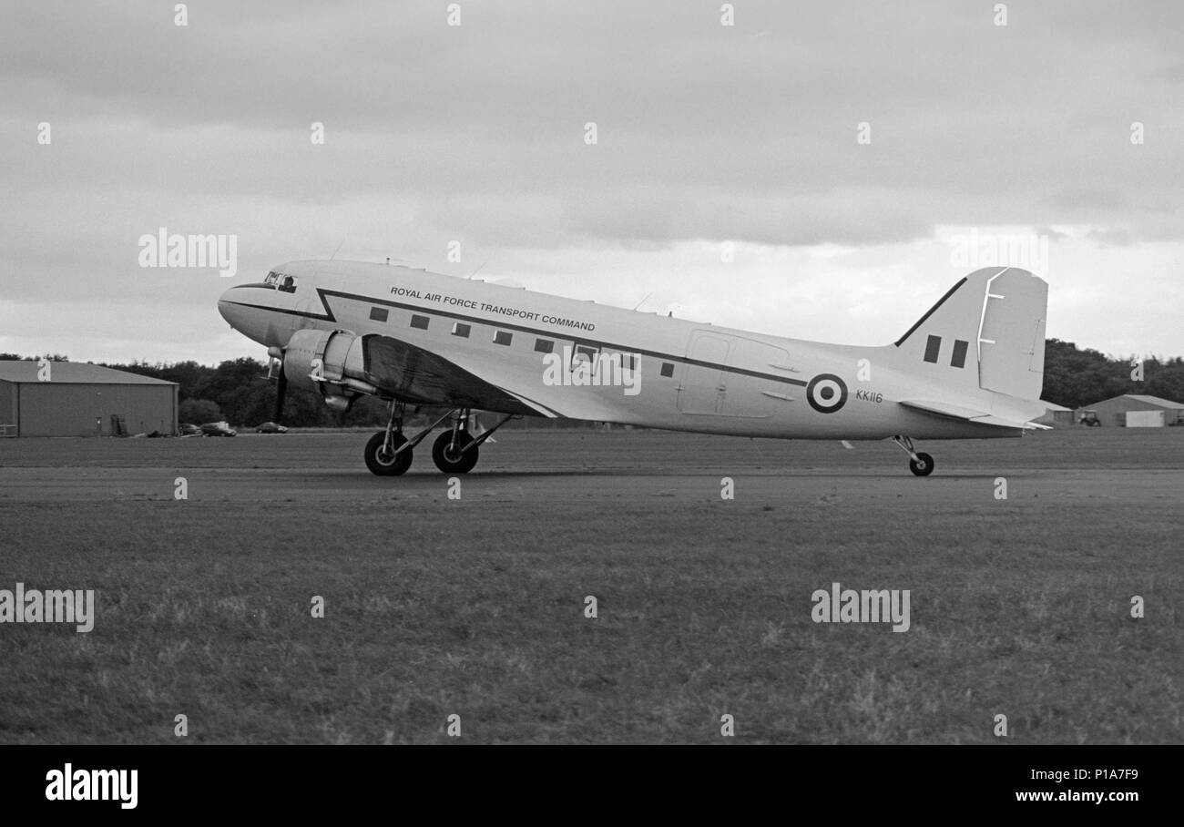 Photographie d'époque en noir et blanc d'un Commandement du transport de la Royal Air Force britannique Douglas DC-3 Dakota, ou C-47, numéro de série KK116. Banque D'Images